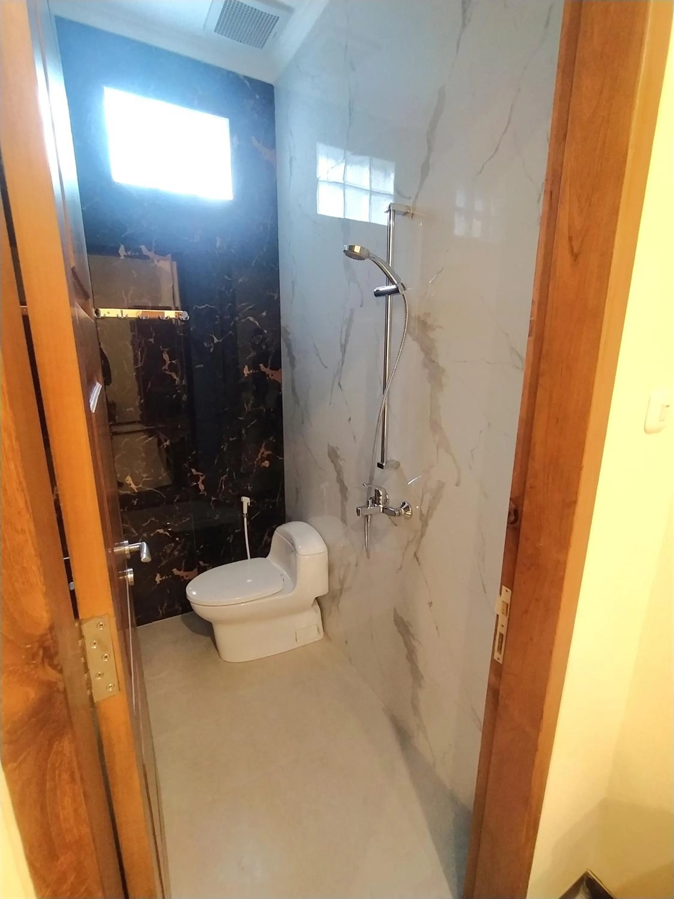 Shower in Alloro Boutique Hotel Pacitan