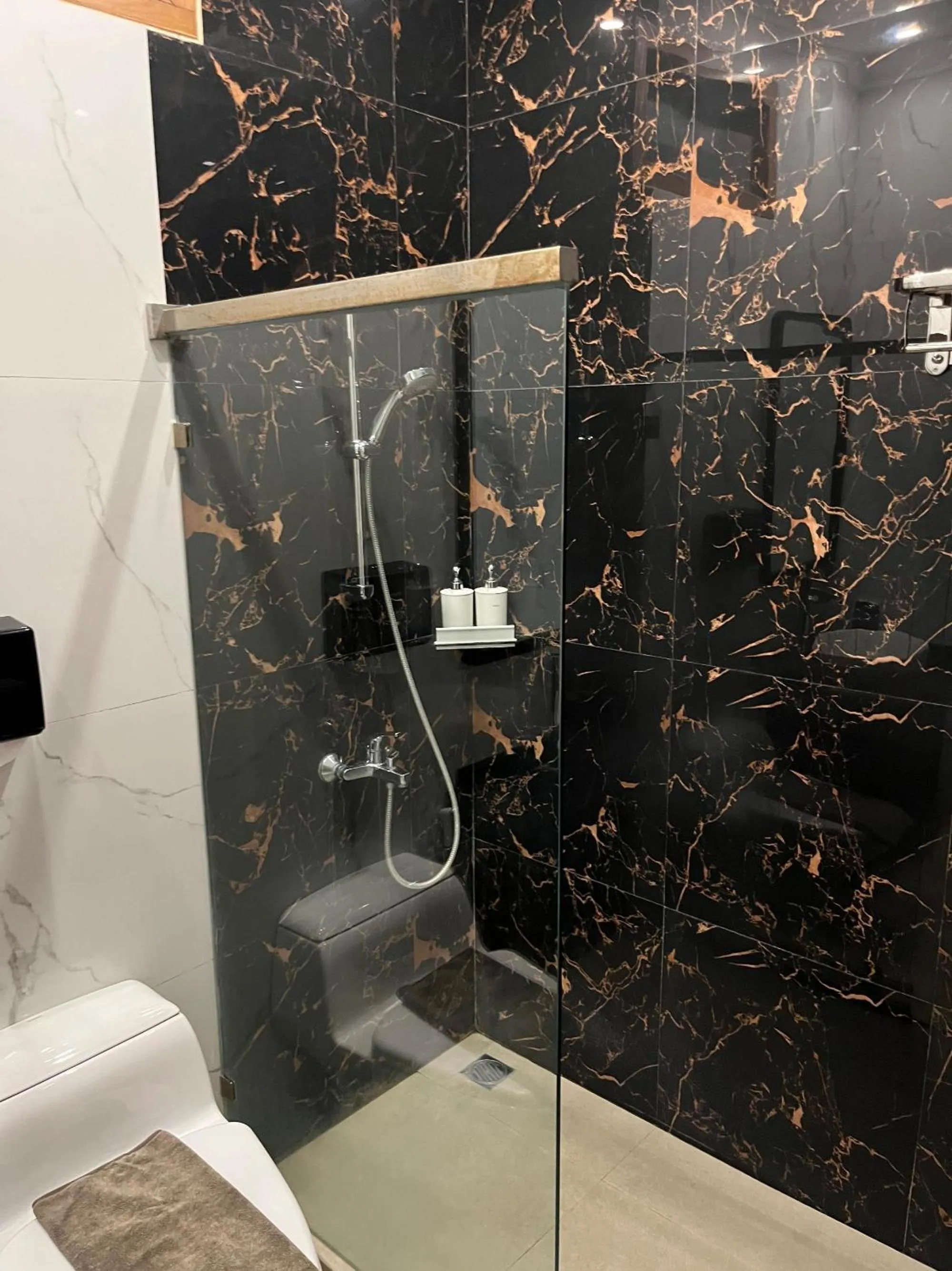 Shower in Alloro Boutique Hotel Pacitan