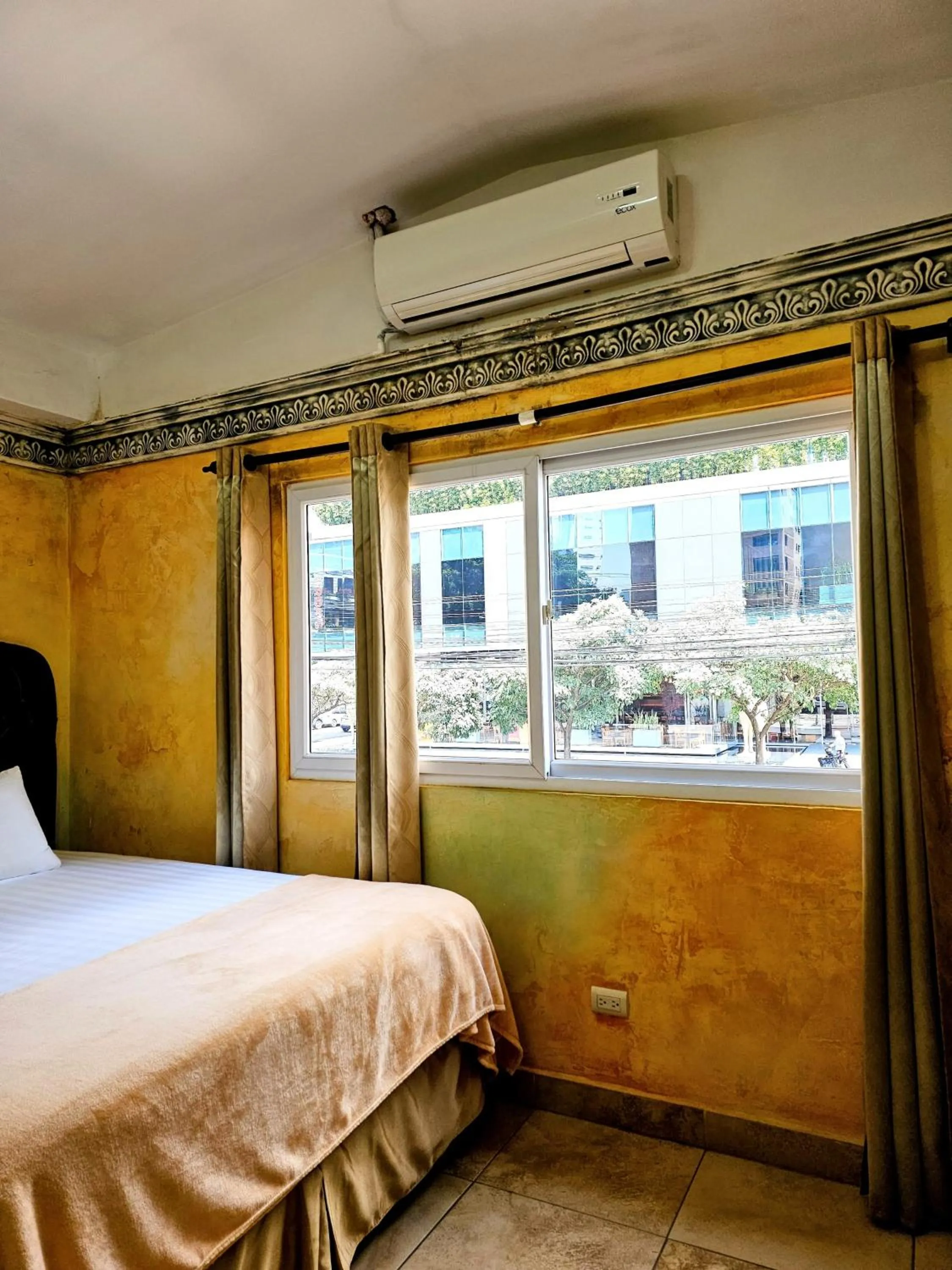 Photo of the whole room, Bed in Antigua Inn Hotel