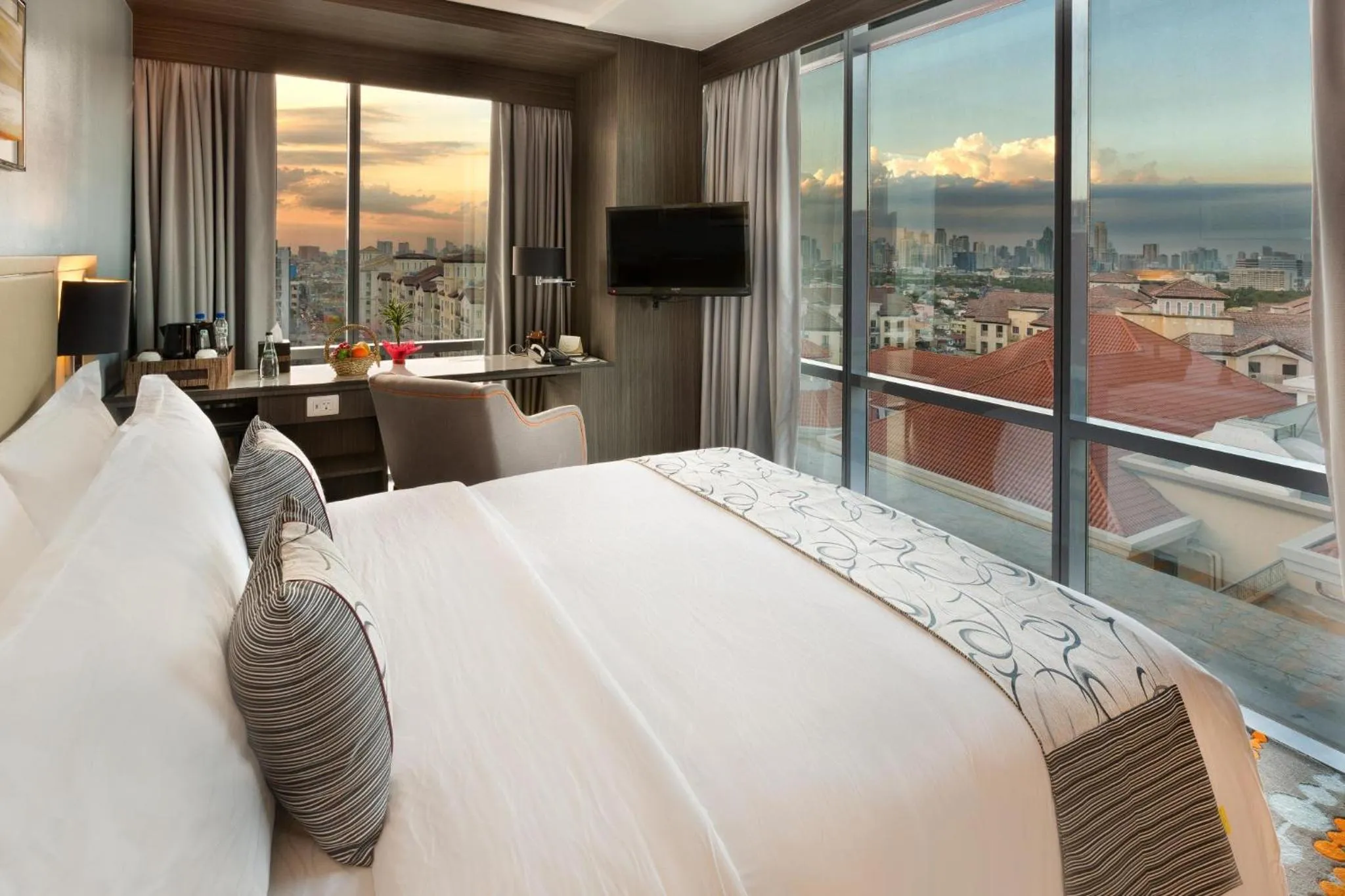 Corner Deluxe Queen Room in Belmont Hotel Manila