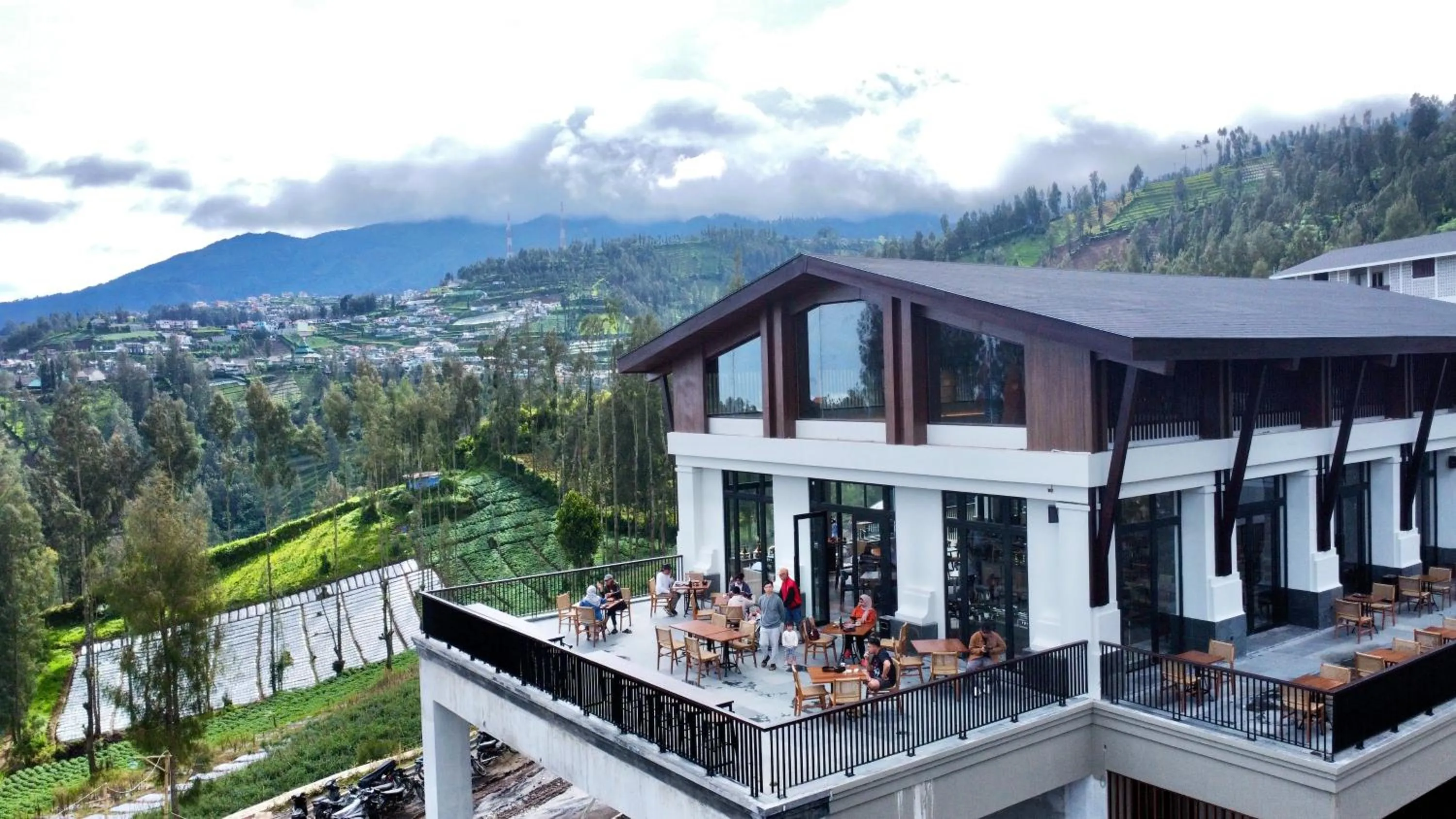 Restaurant/places to eat in Jambuluwuk Bromo Resort