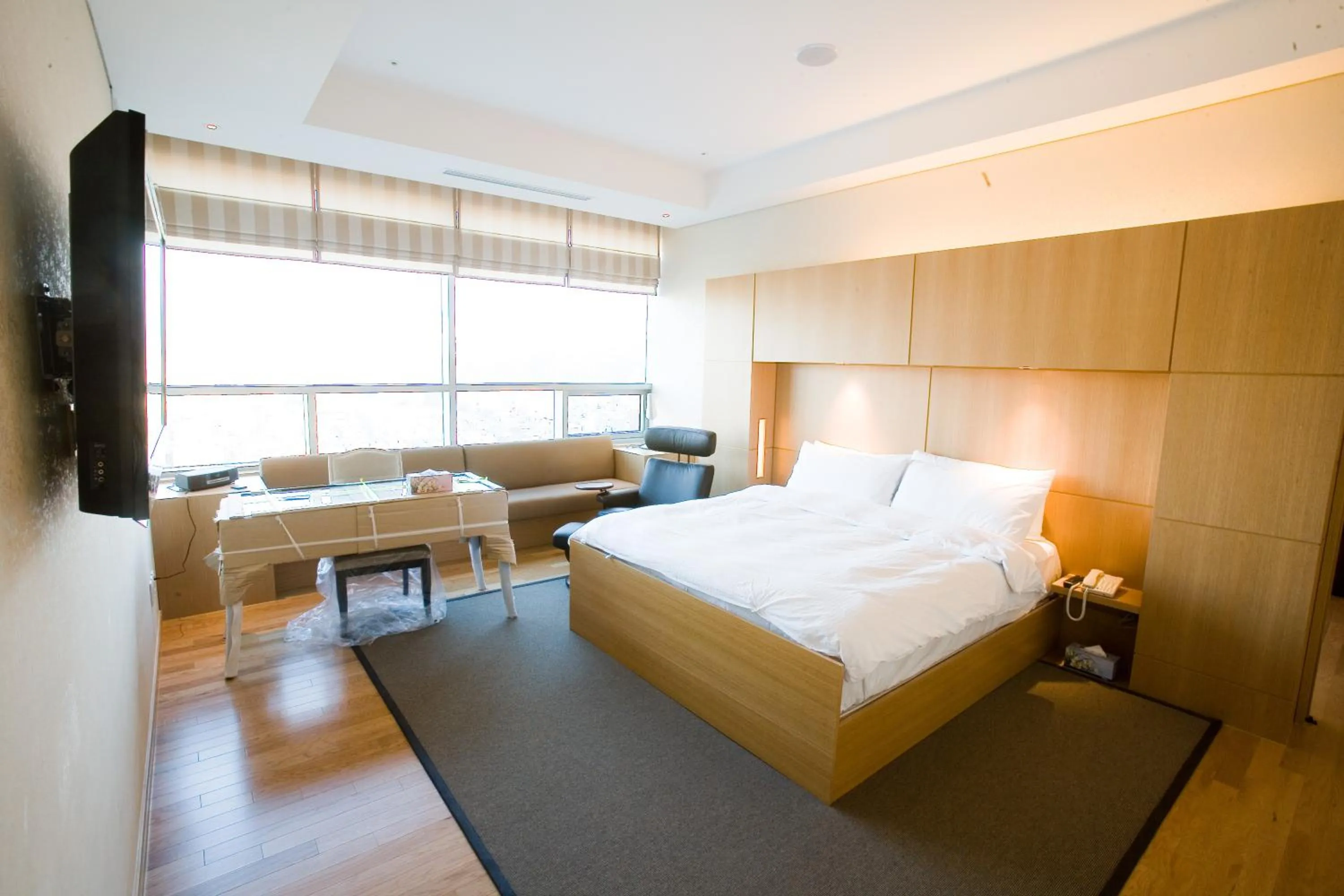 Photo of the whole room, Bed in Daegu Grand Hotel