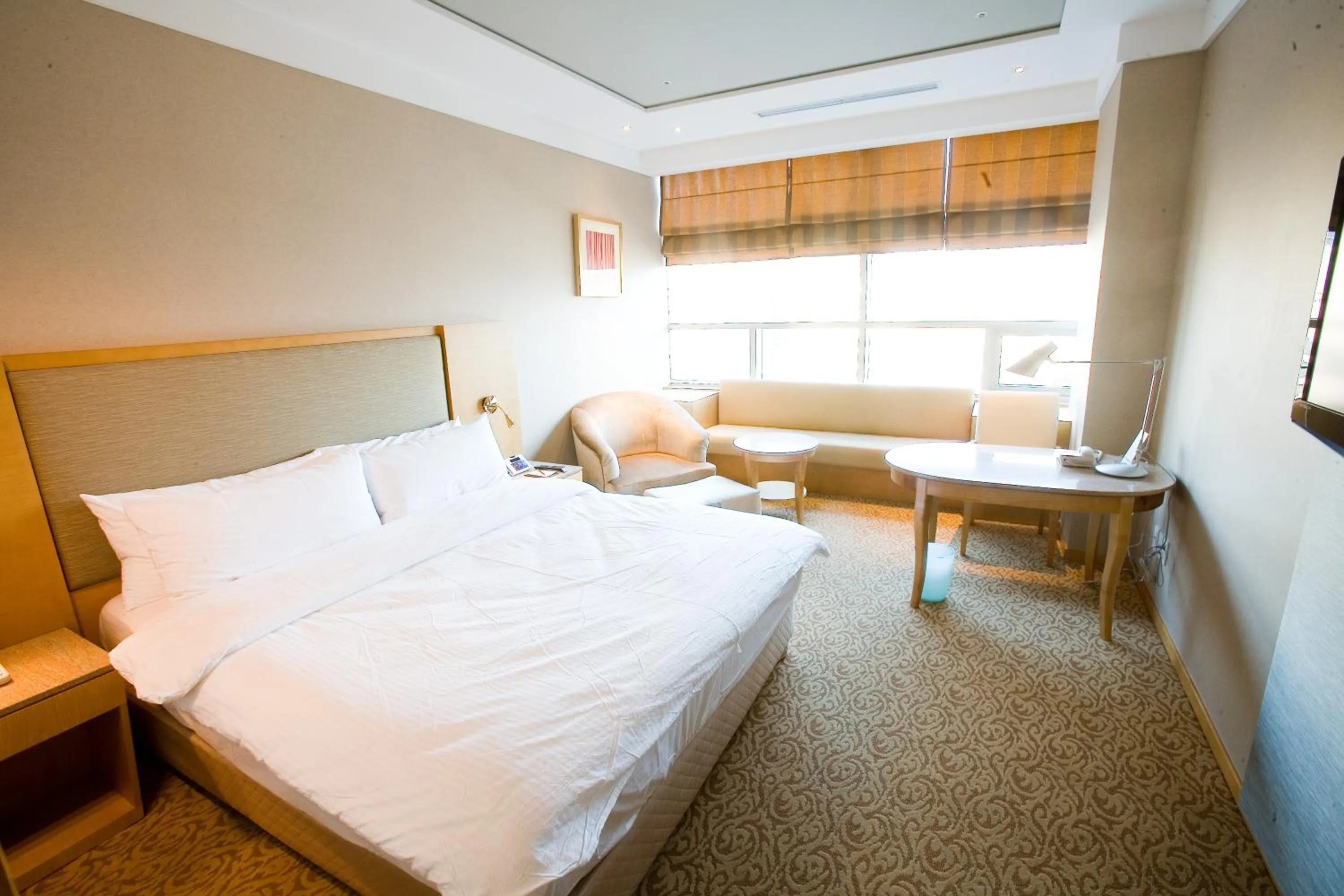 Photo of the whole room, Bed in Daegu Grand Hotel