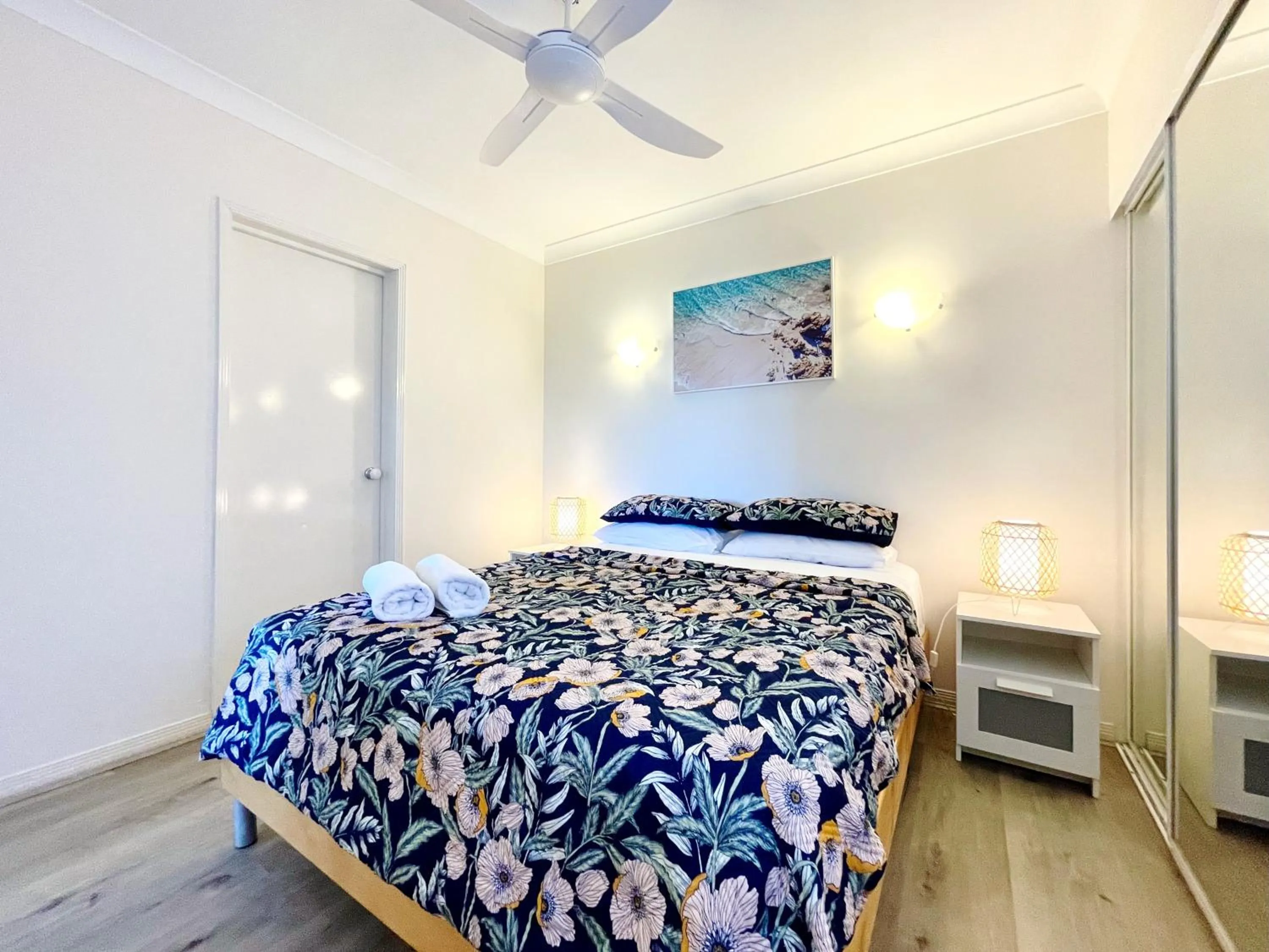 Bedroom, Bed in Mermaid Beach Park View