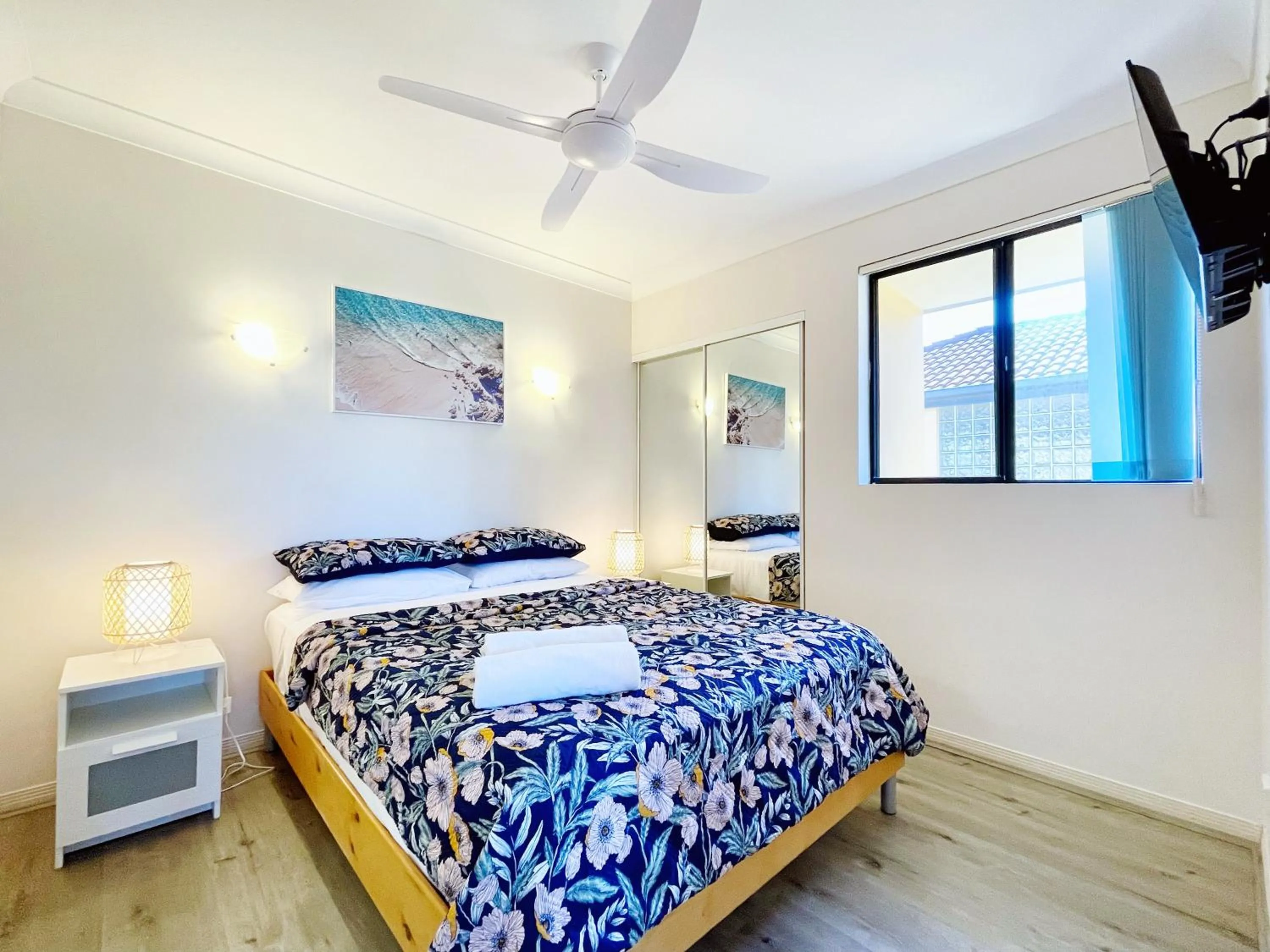 Bedroom, Bed in Mermaid Beach Park View