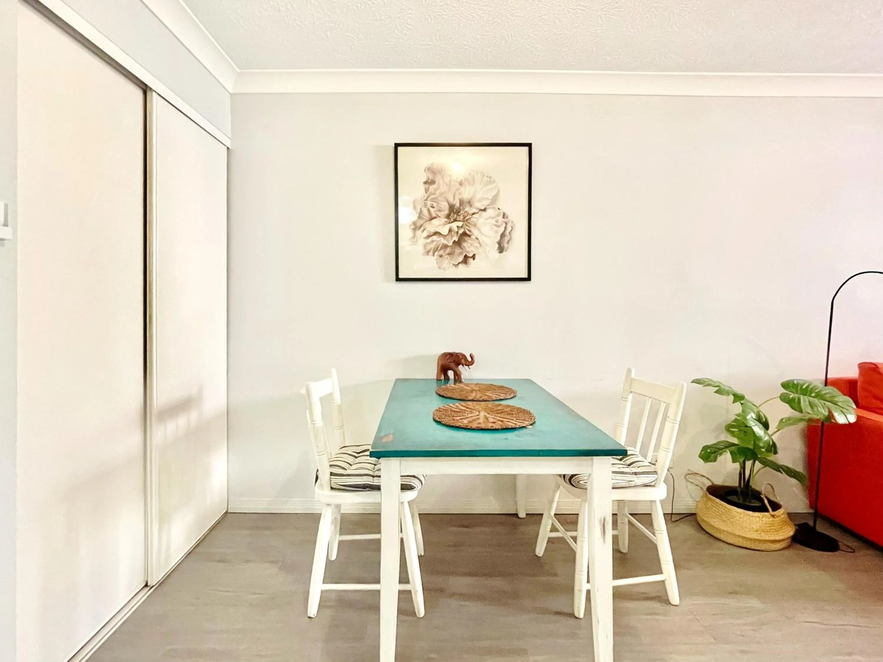 Dining area in Mermaid Beach Park View