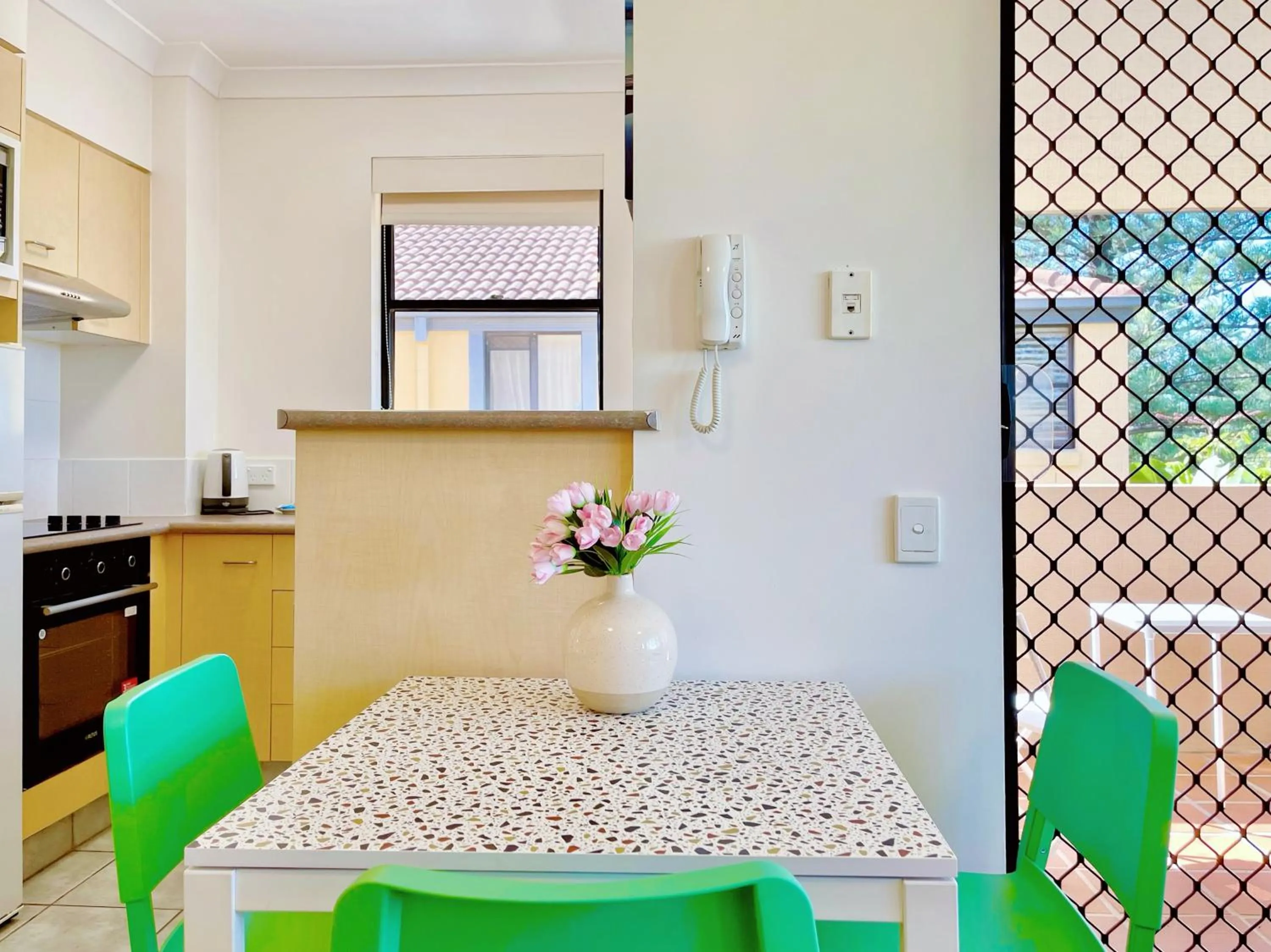 Kitchen or kitchenette in Mermaid Beach Park View