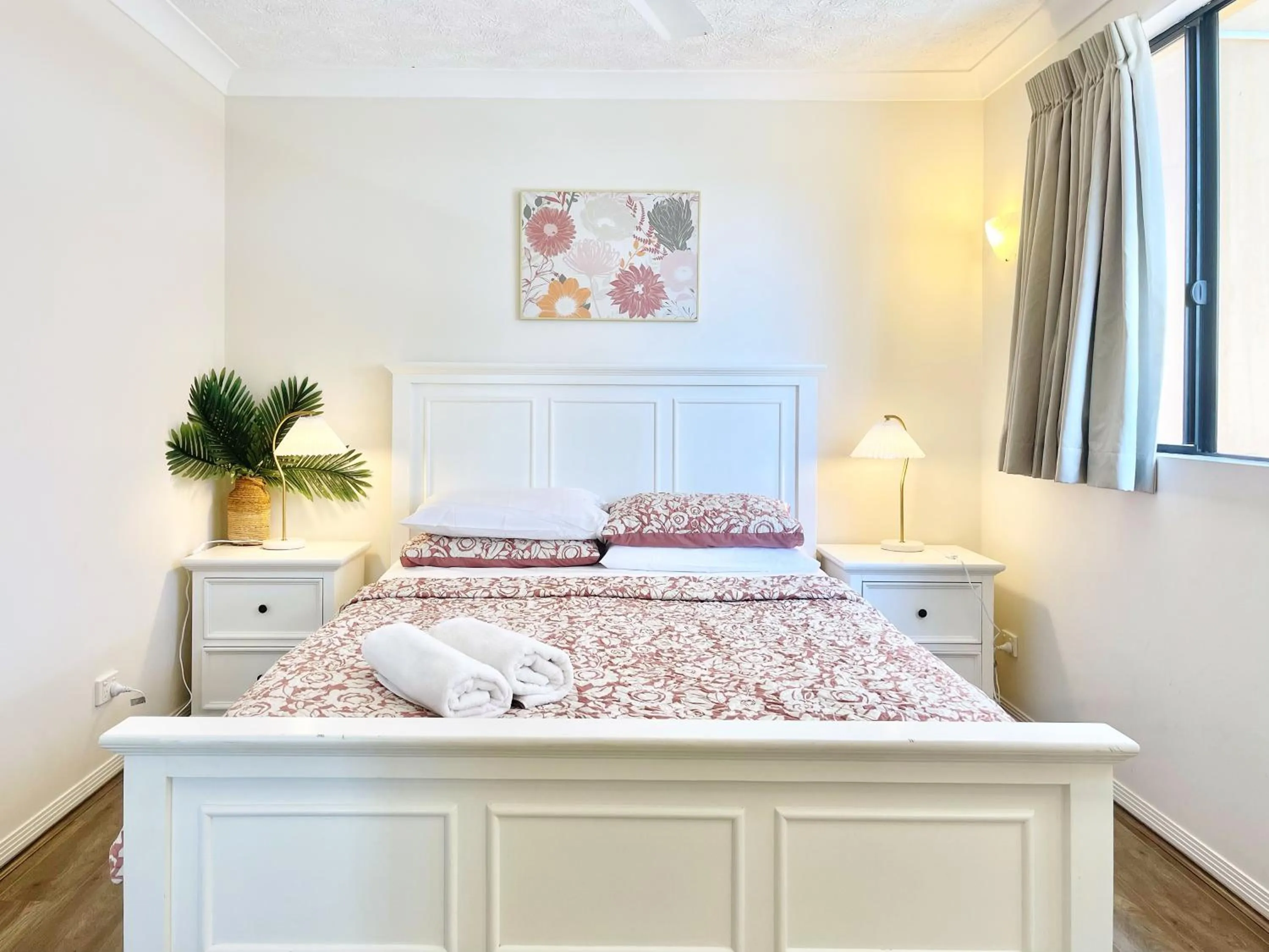 Bedroom, Bed in Mermaid Beach Park View