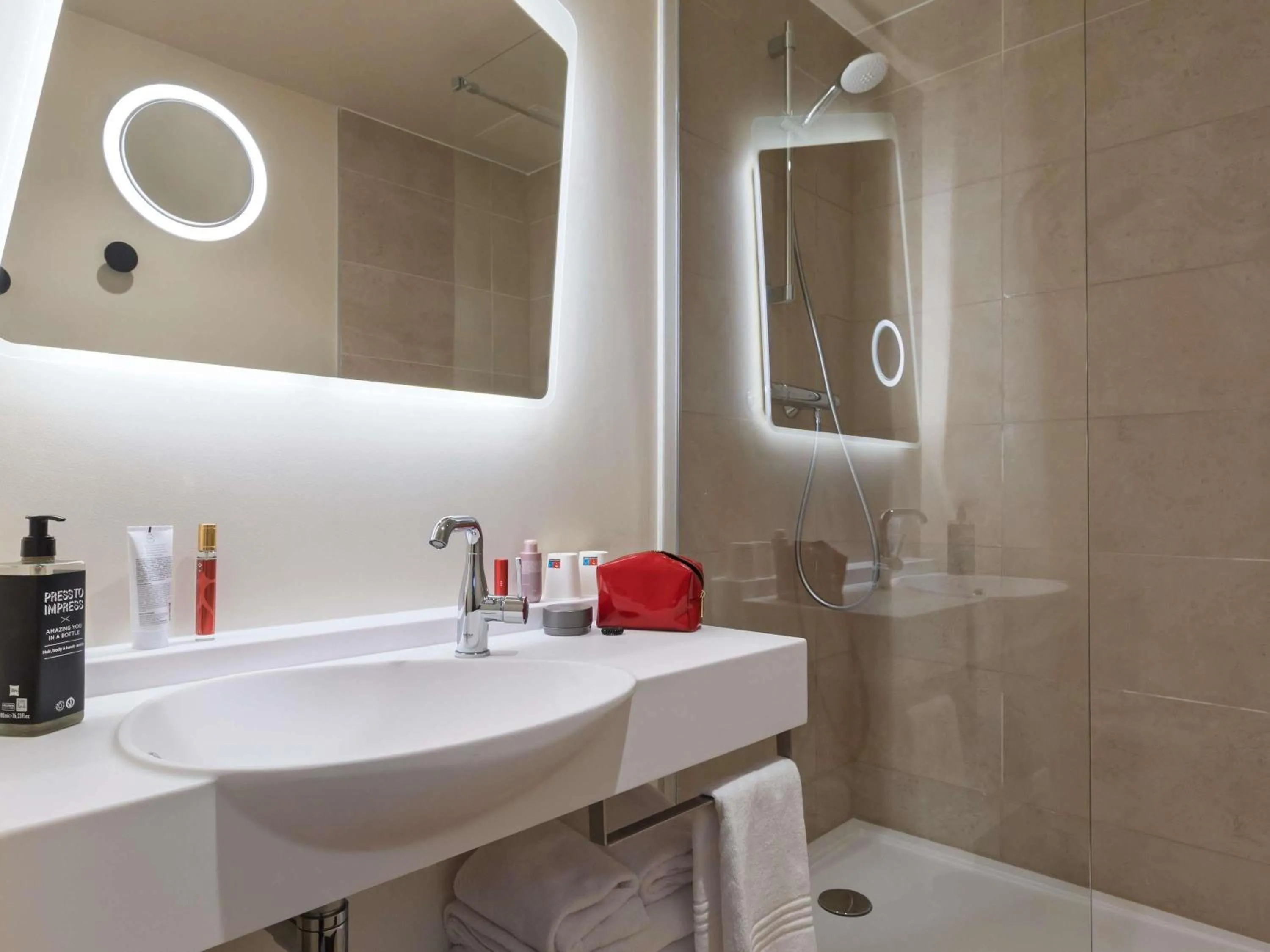 Bathroom in ibis Styles Metz Centre