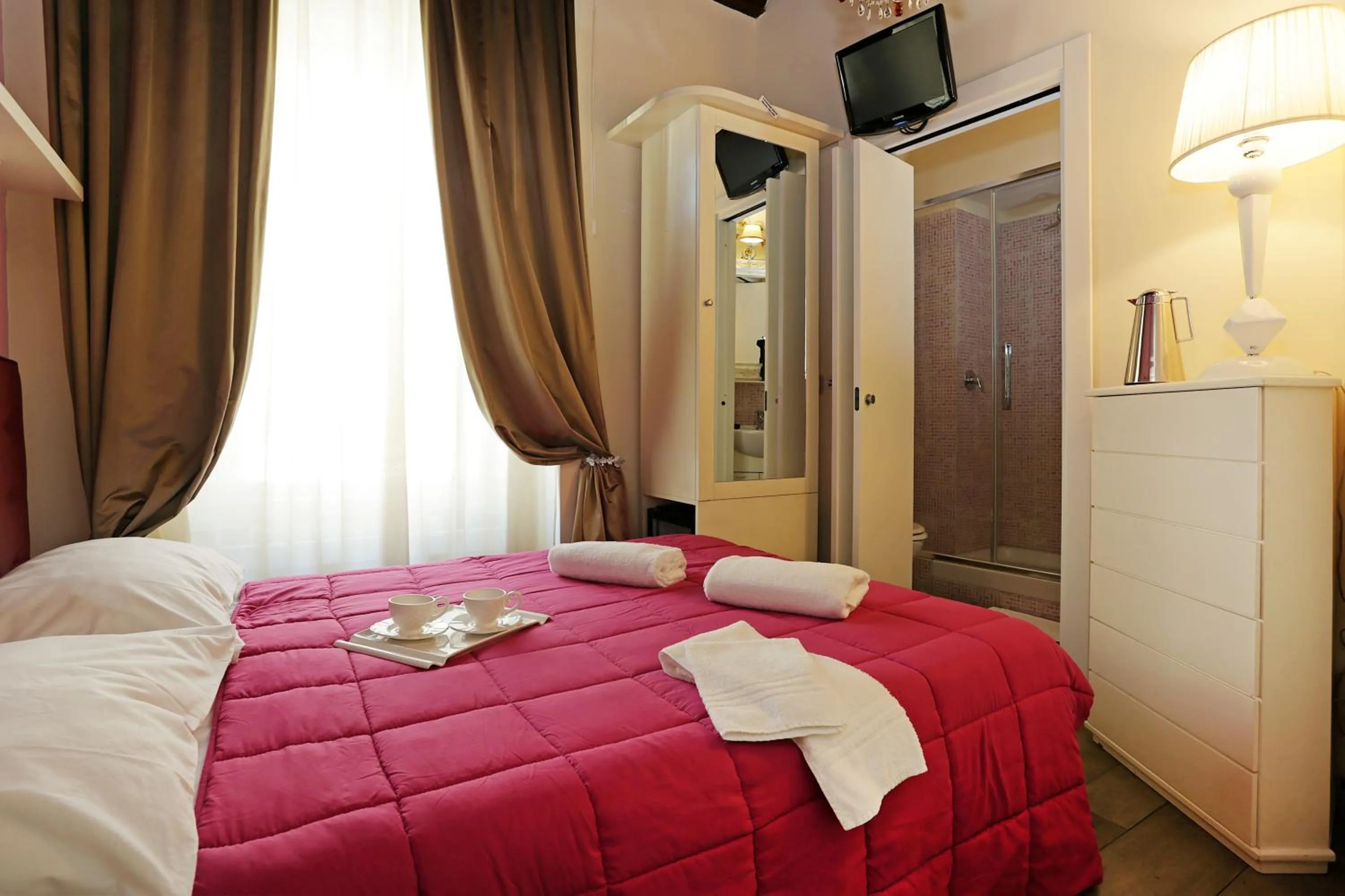 Photo of the whole room, Bed in Piazzetta de' Monti Suites