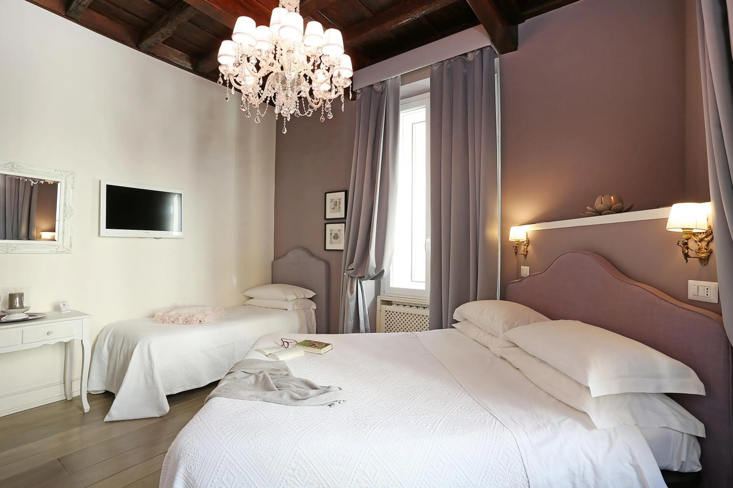 Photo of the whole room, Bed in Piazzetta de' Monti Suites