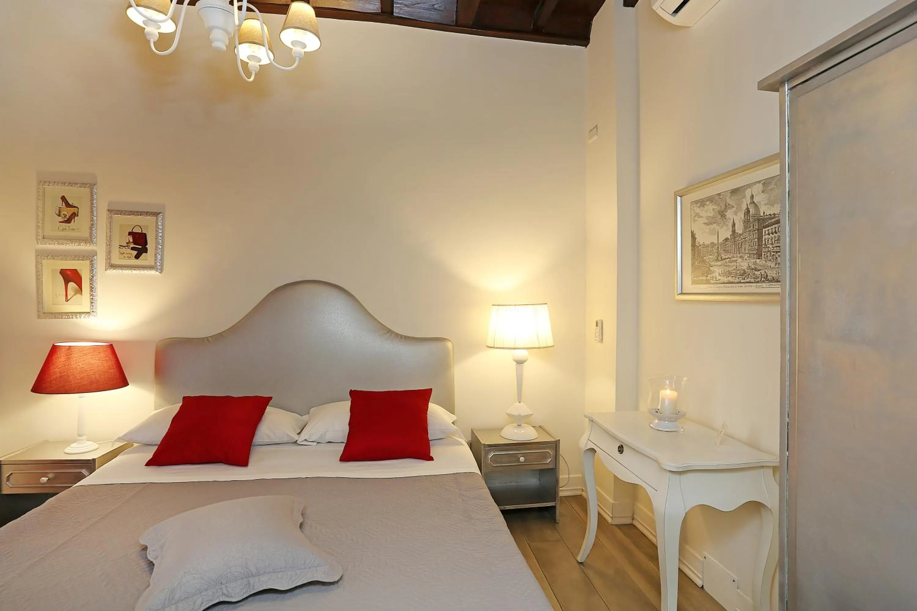 Photo of the whole room, Bed in Piazzetta de' Monti Suites