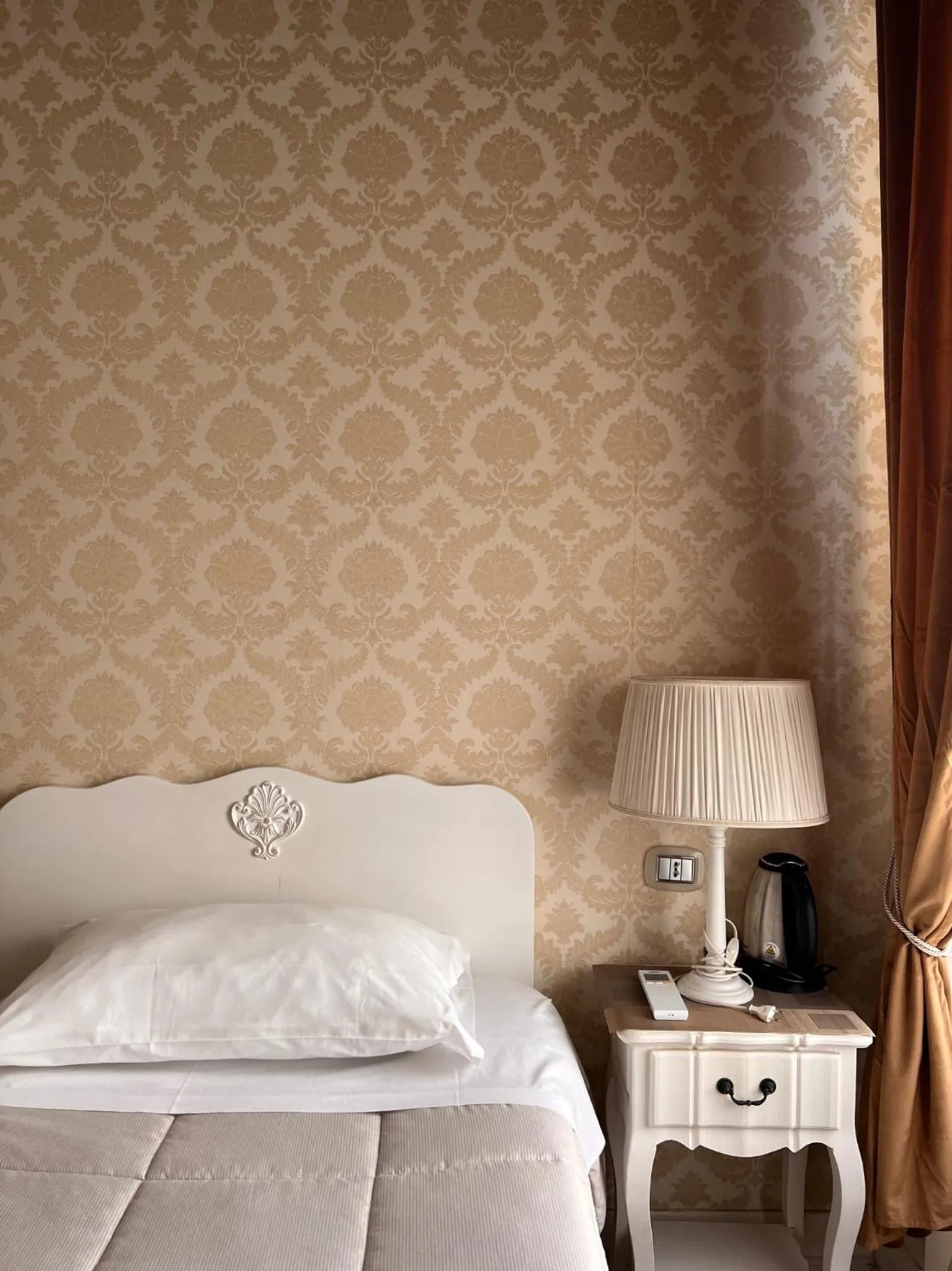 Bed in Piazzetta de' Monti Suites