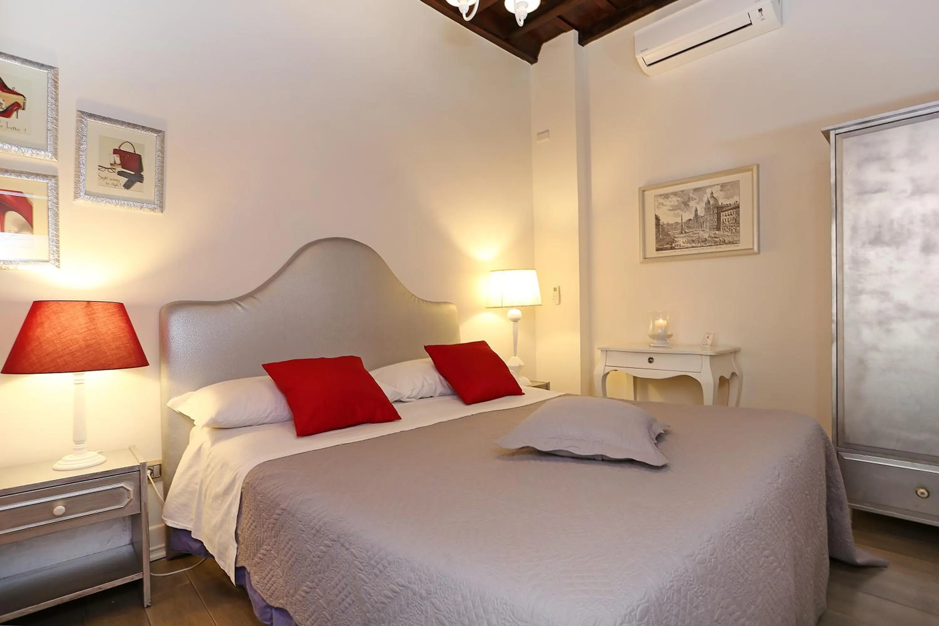 Photo of the whole room, Bed in Piazzetta de' Monti Suites