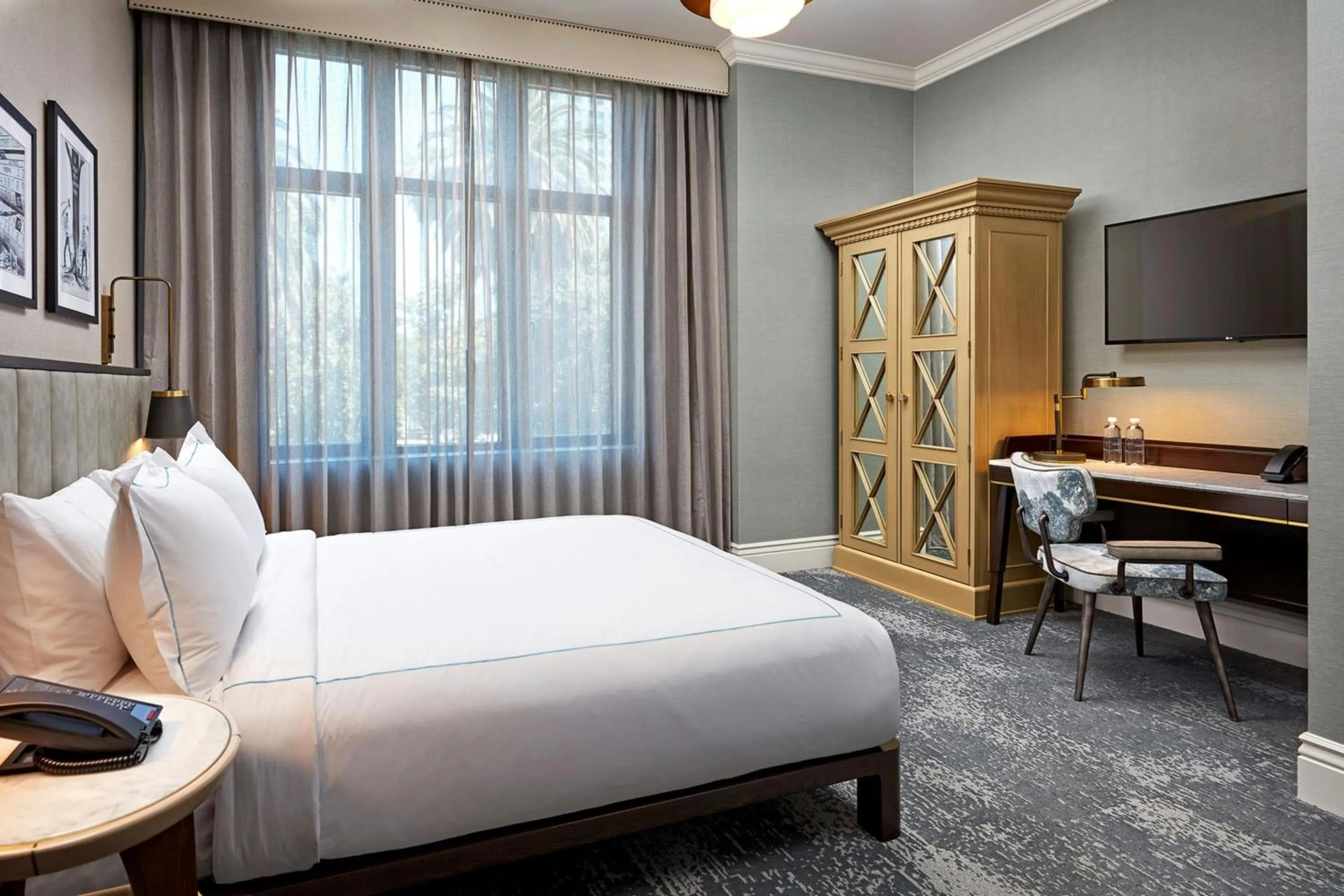 Photo of the whole room, Bed in The Citizen Hotel, Autograph Collection