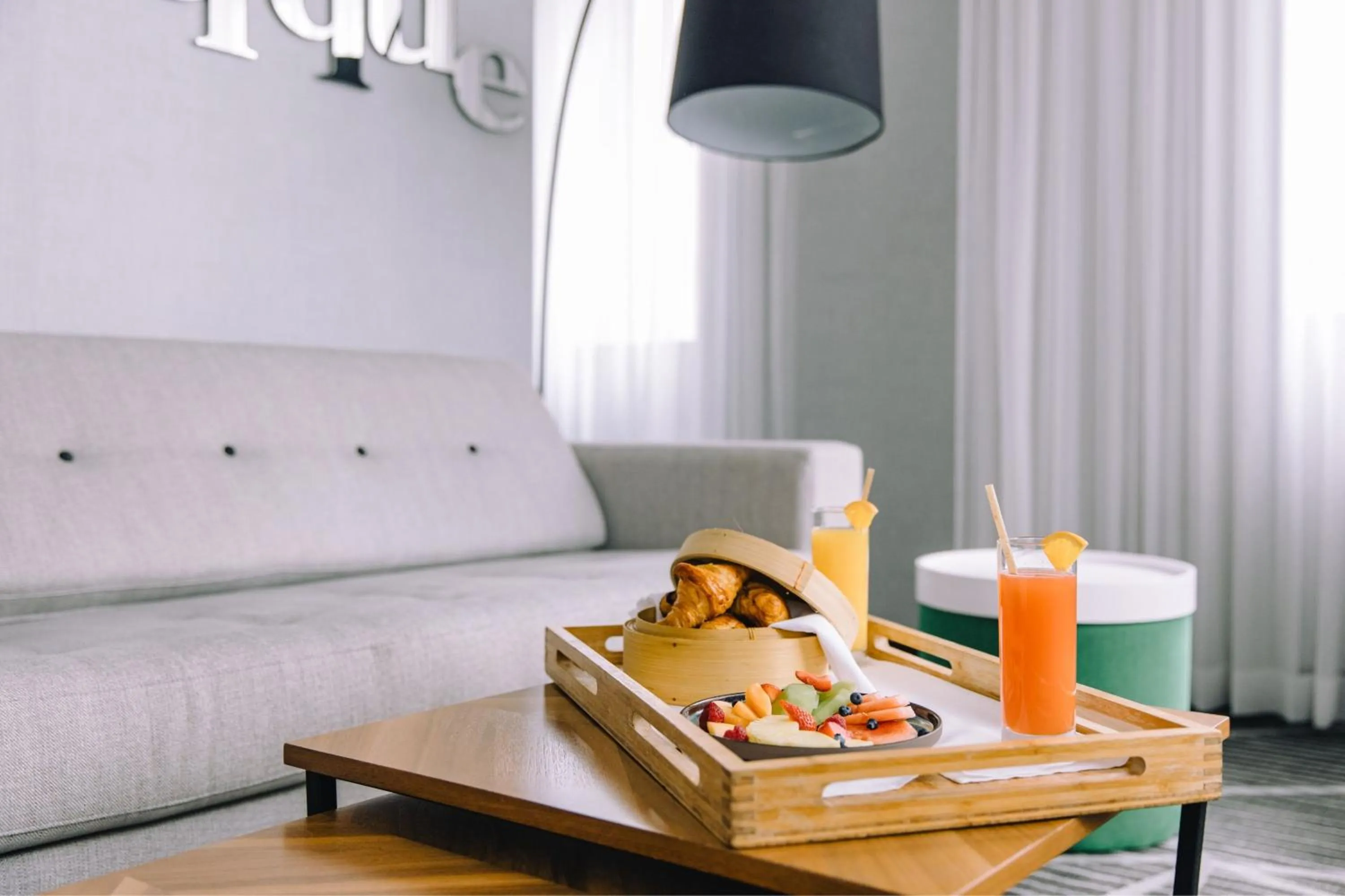 Restaurant/places to eat in Renaissance Montreal Downtown Hotel