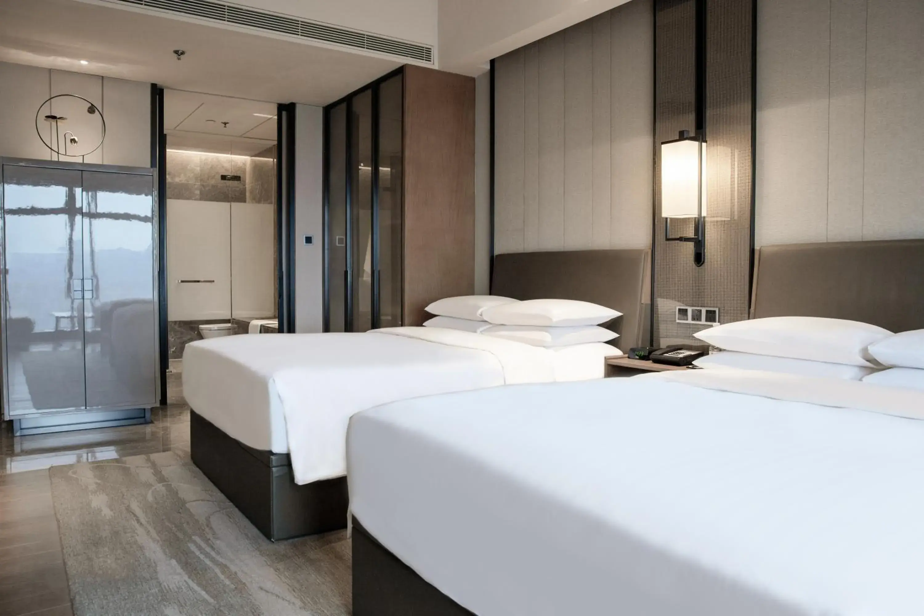 Deluxe Twin Room with Mountain View in Chongqing Marriott Hotel Deluxe Twin Room with Mountain View in Chongqing Marriott Hotel