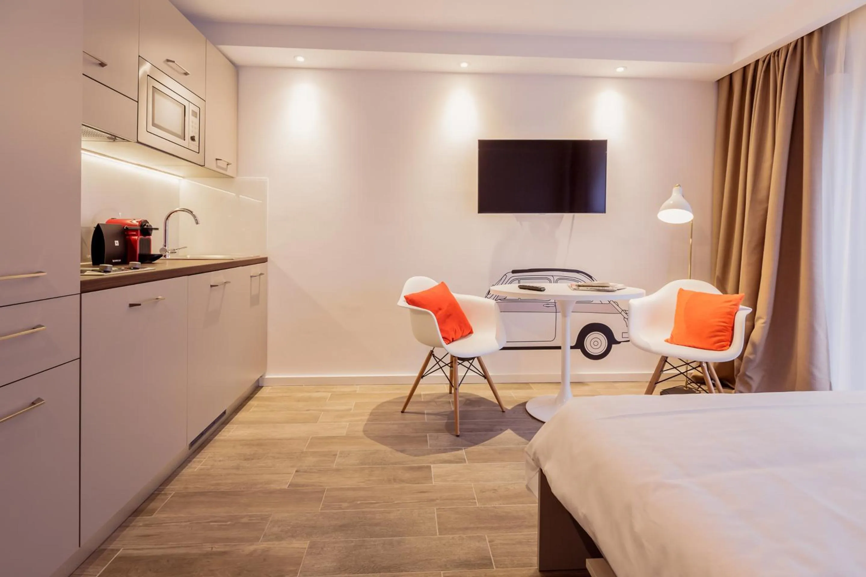 Kitchen or kitchenette, Bed in 360 Apartment Hotel Frankfurt