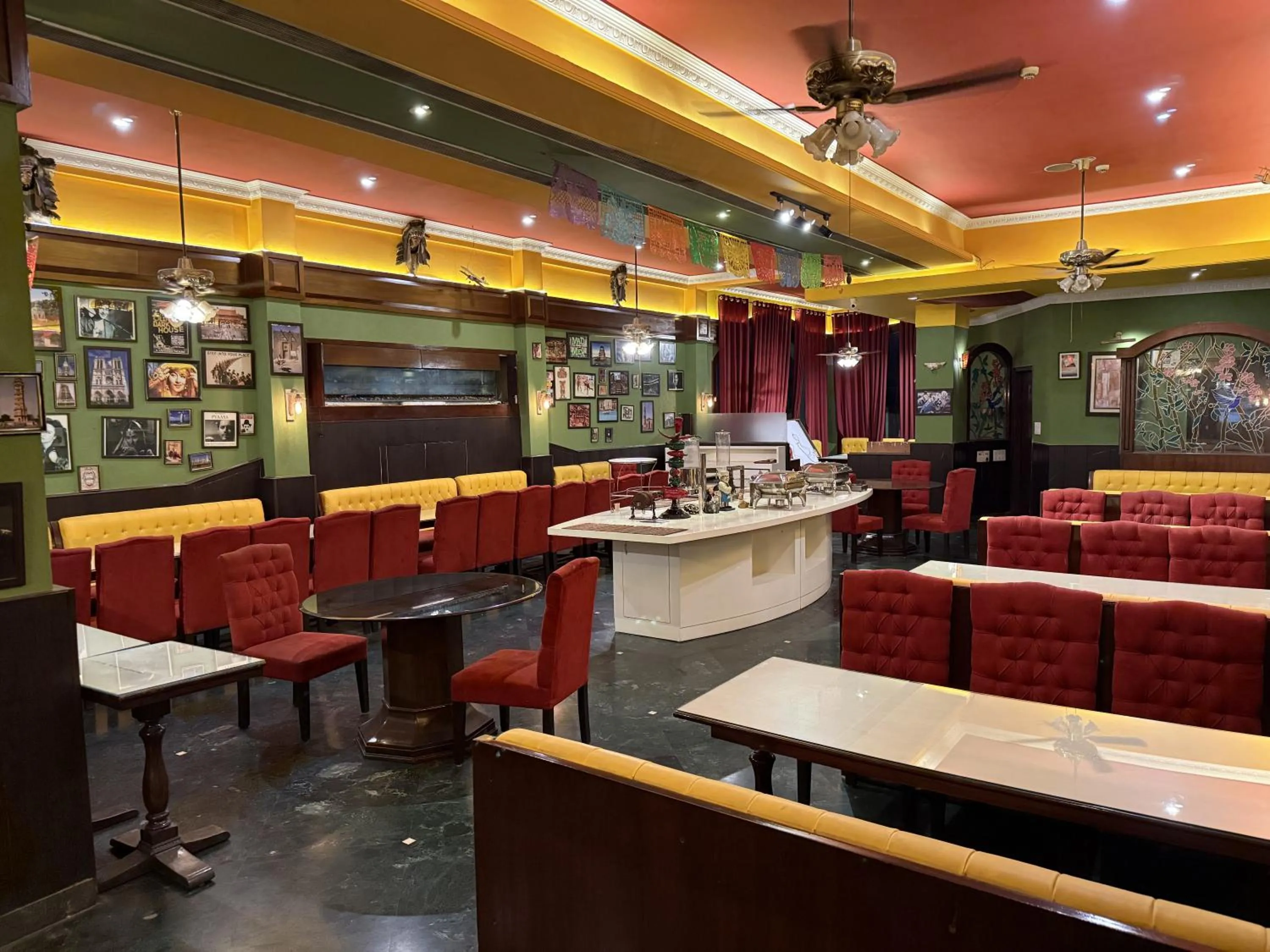 Restaurant/places to eat in Hotel Diplomat Residency