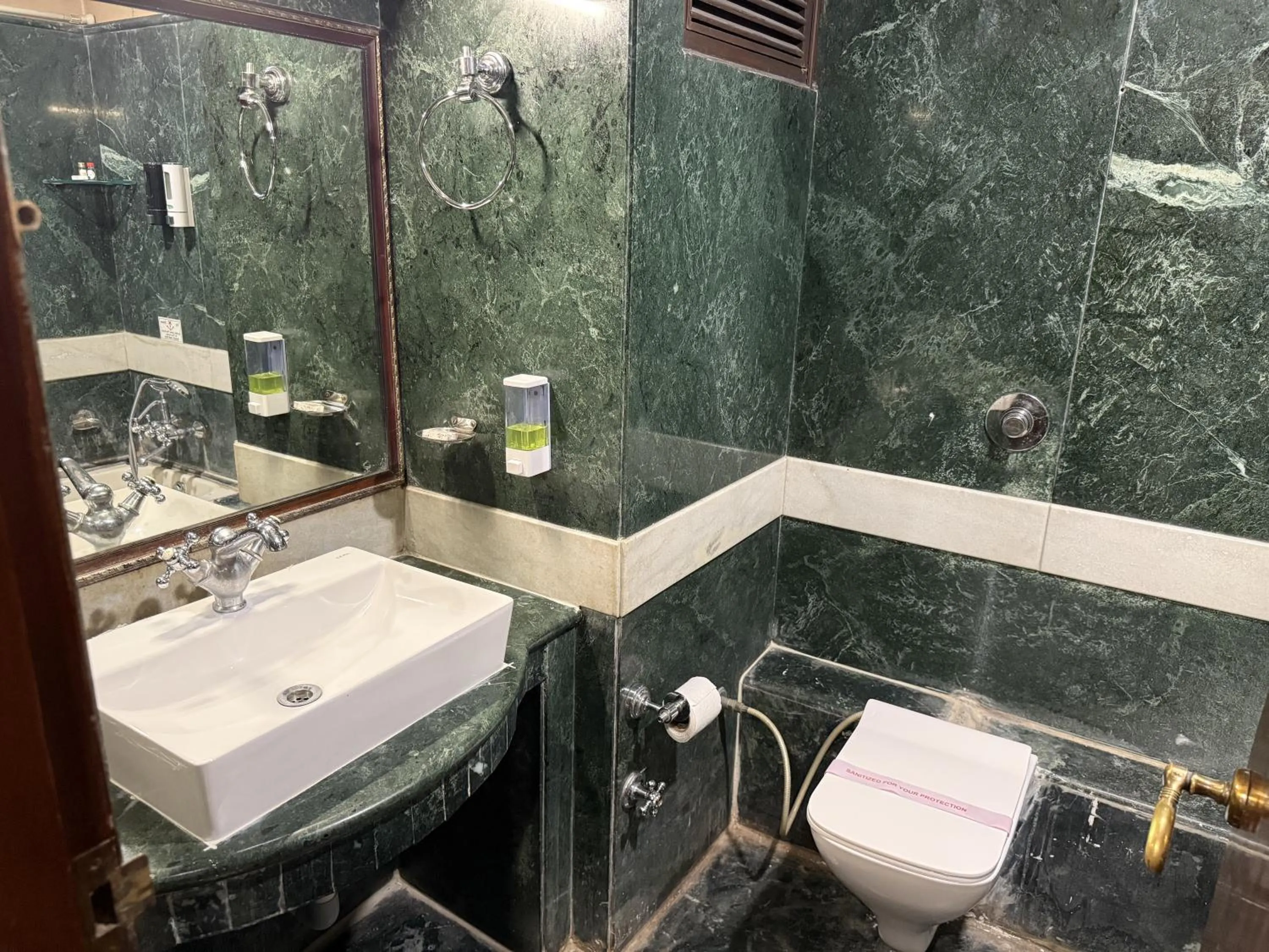 Bathroom in Hotel Diplomat Residency