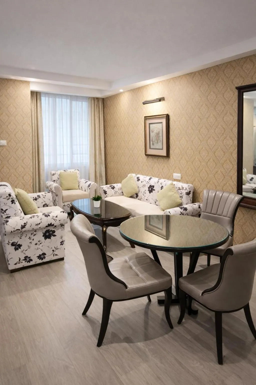 Hotel Diplomat Residency