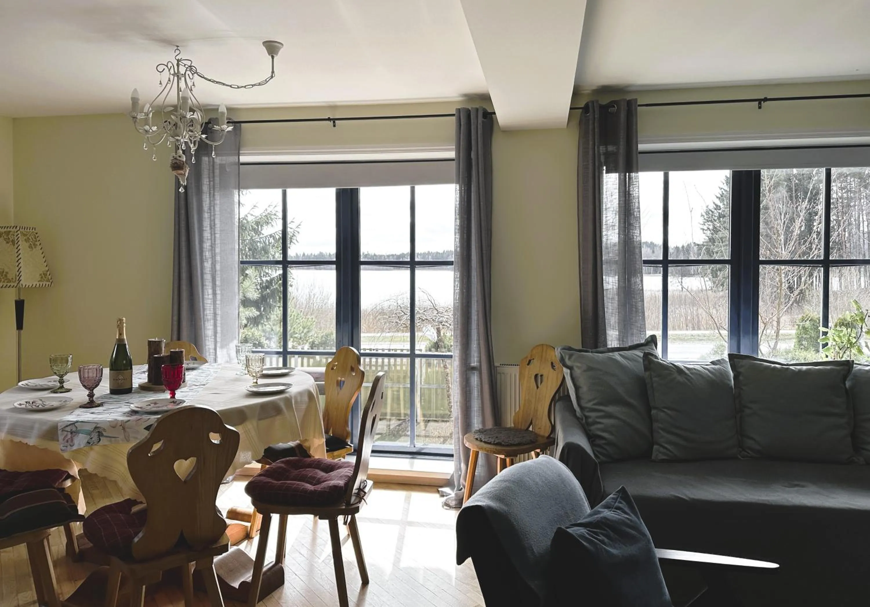 Dining area in North Lakeside Villa Plateliai