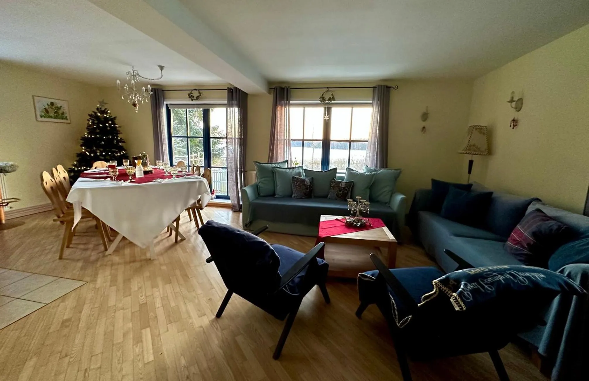 Seating area in North Lakeside Villa Plateliai