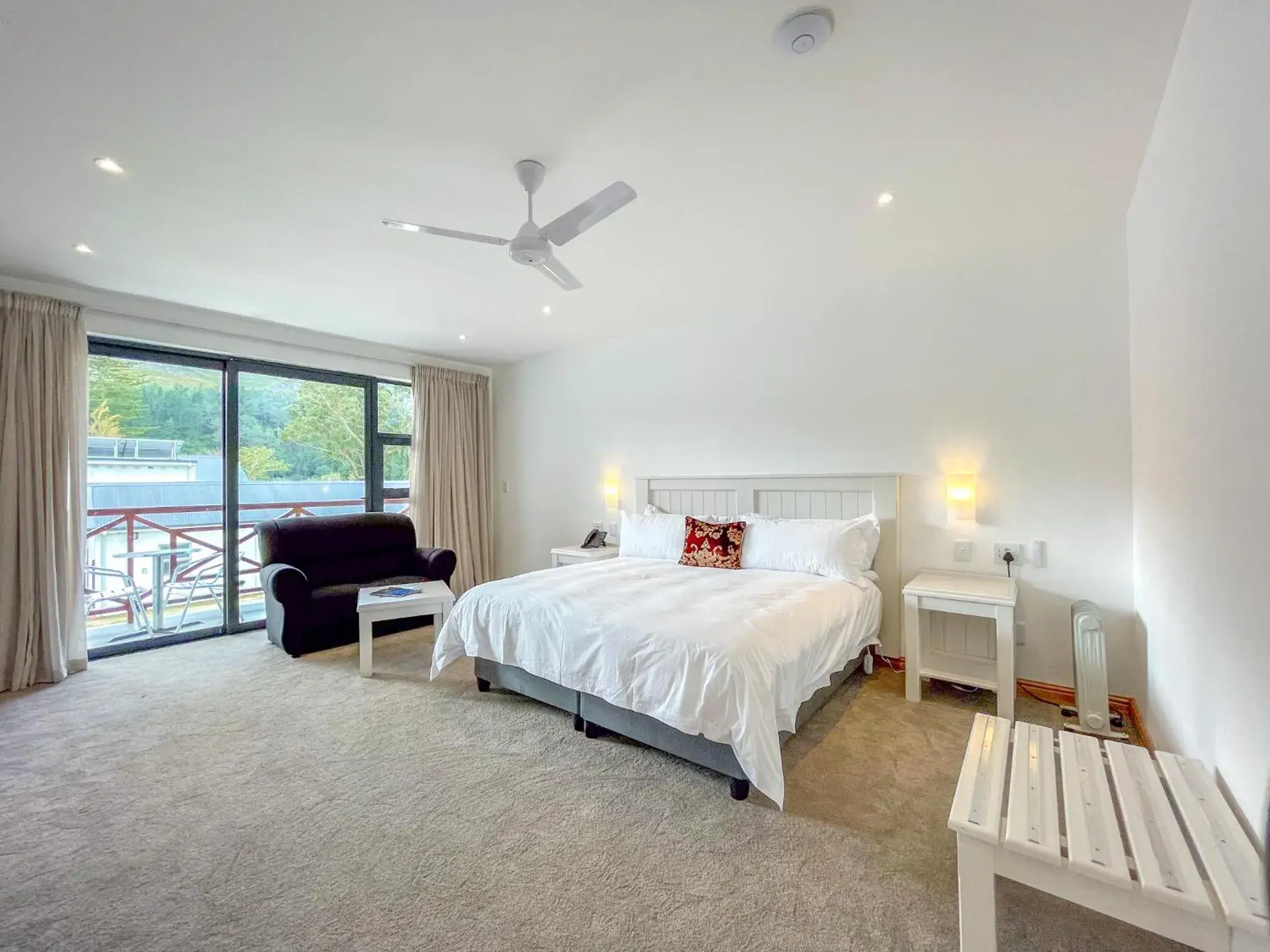 Comfort King Room - single occupancy in Houw Hoek Hotel Comfort King Room - single occupancy in Houw Hoek Hotel