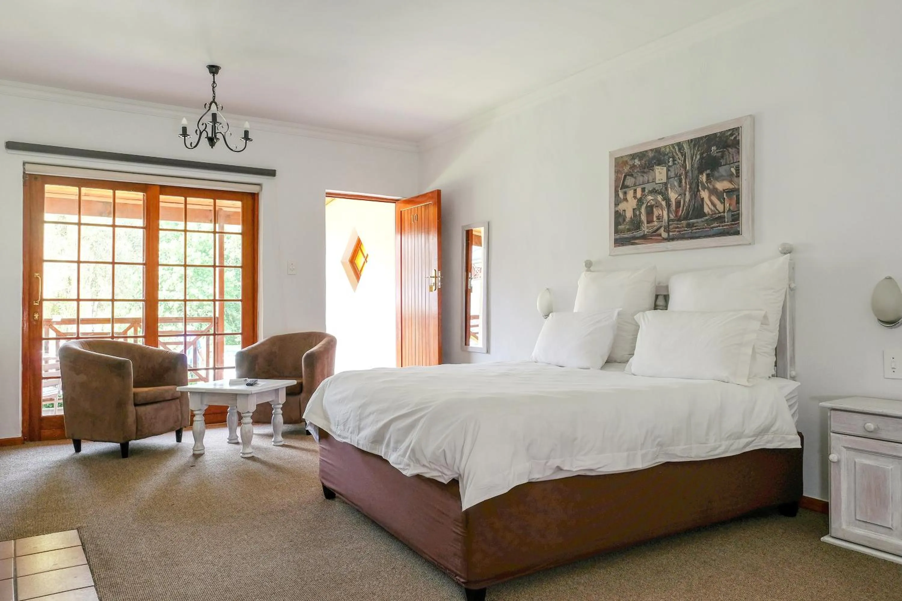 Seating area, Bed in Houw Hoek Hotel