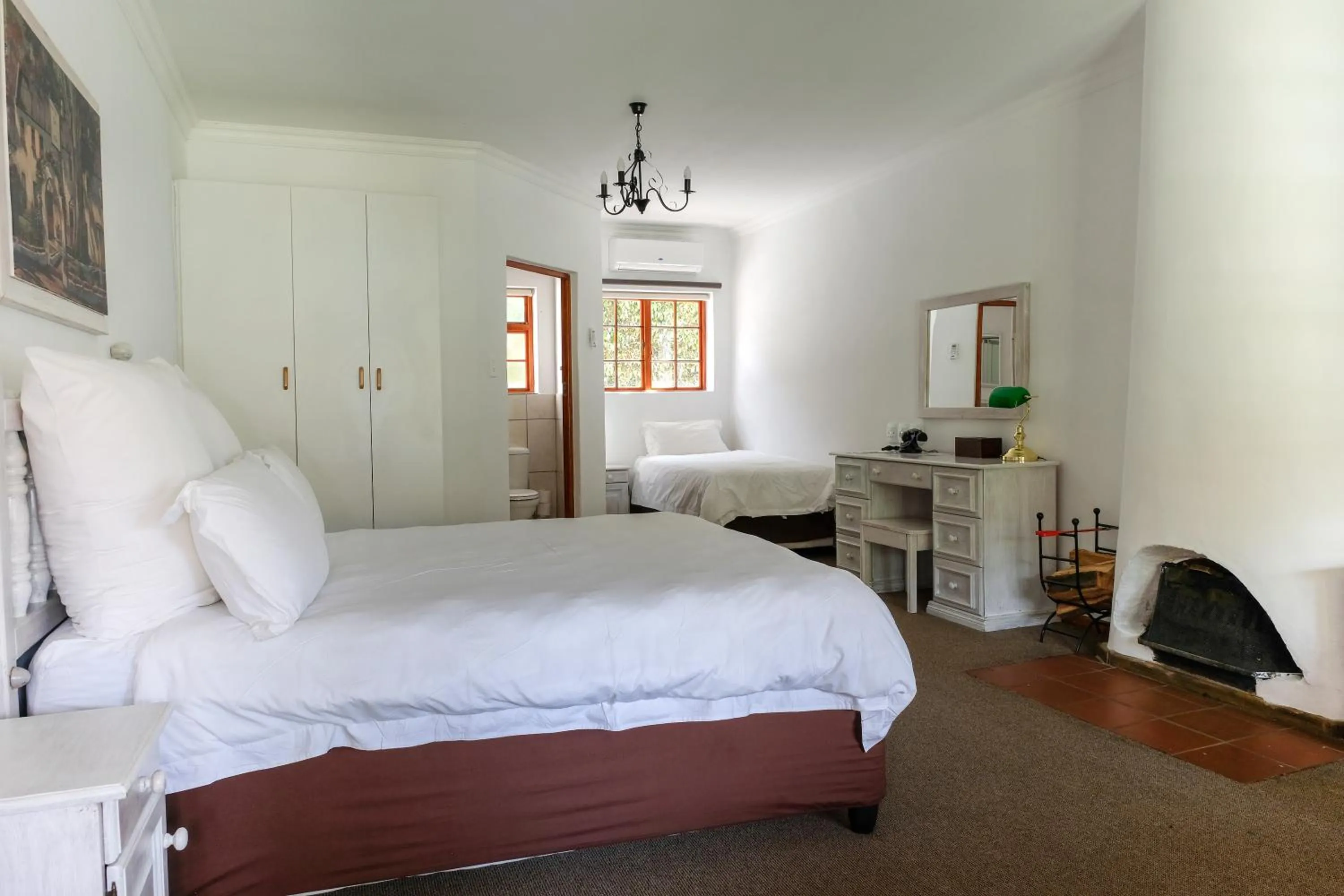 Photo of the whole room, Bed in Houw Hoek Hotel