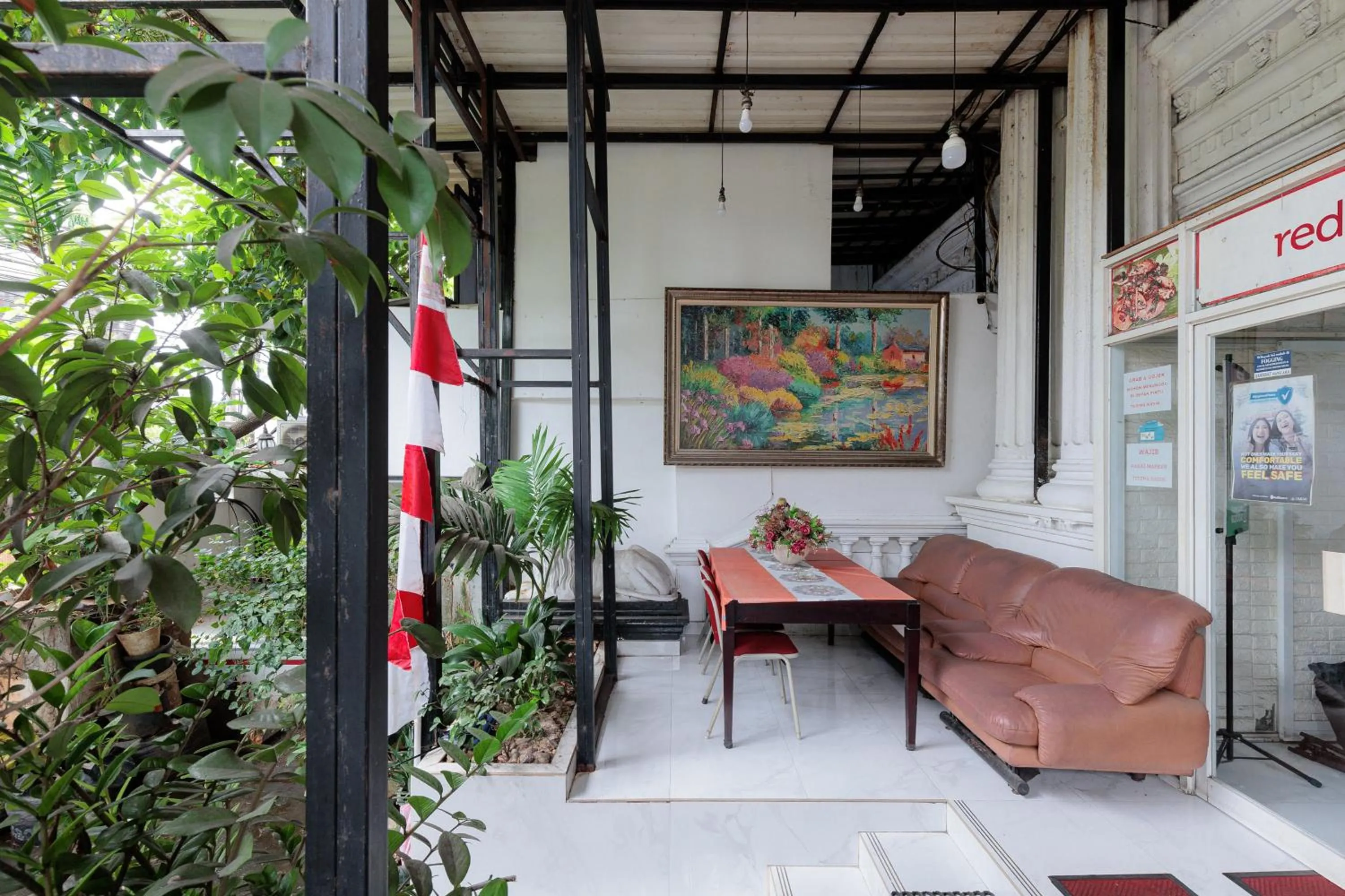 Seating area in RedDoorz Plus @ Guntur Raya Setiabudi