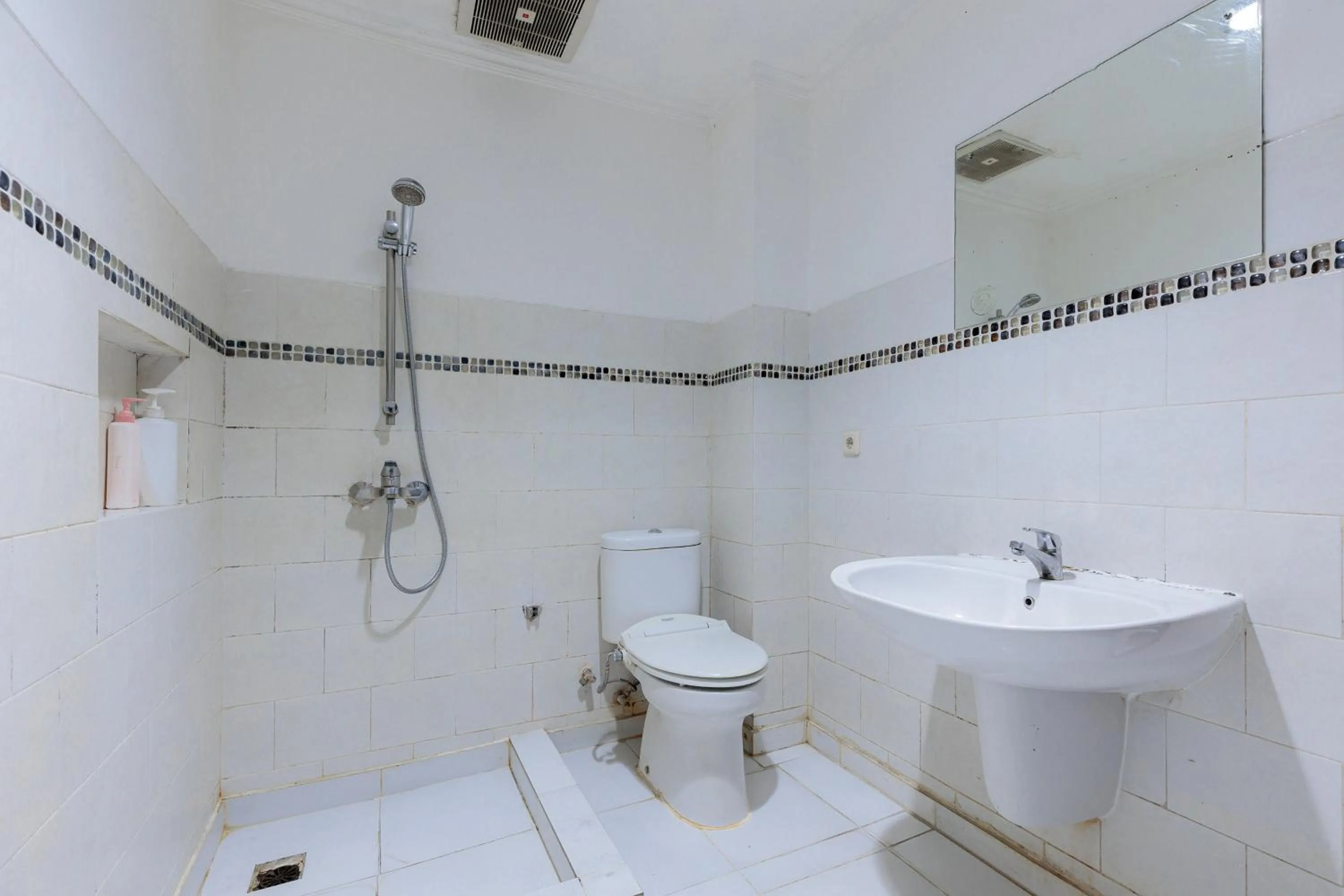 Bathroom in RedDoorz Plus @ Guntur Raya Setiabudi