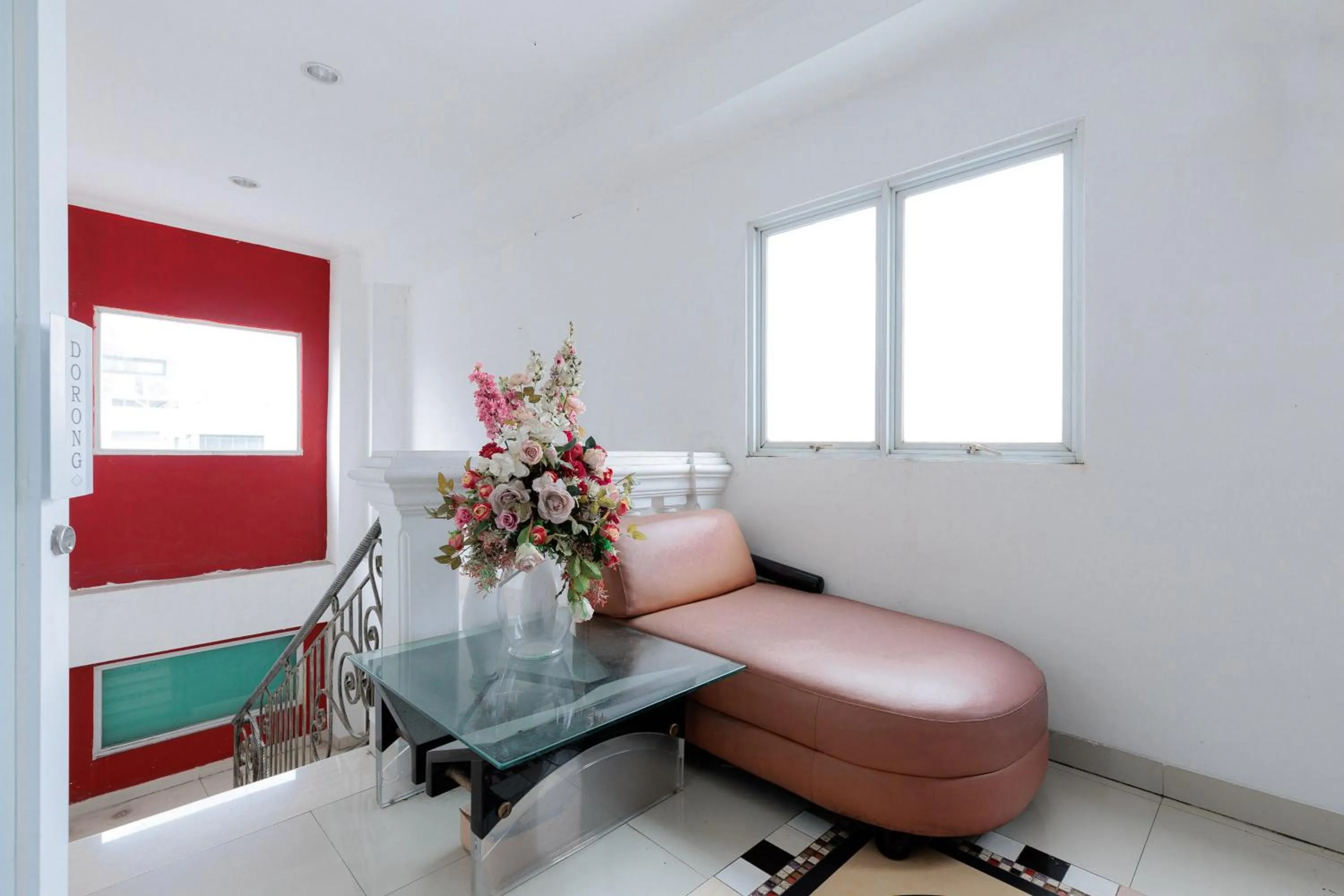 Seating area in RedDoorz Plus @ Guntur Raya Setiabudi