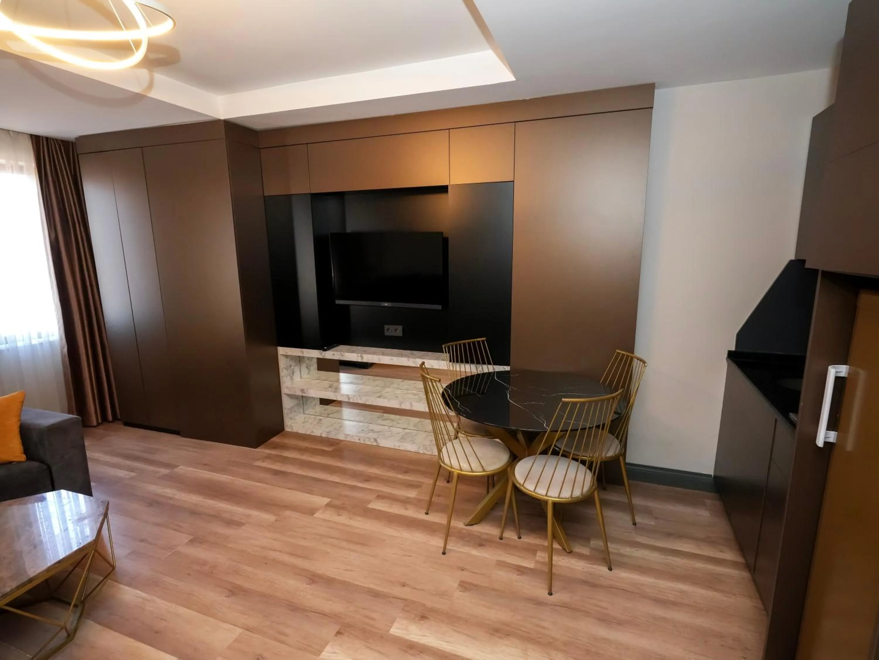 TV and multimedia in No 139 Apartments
