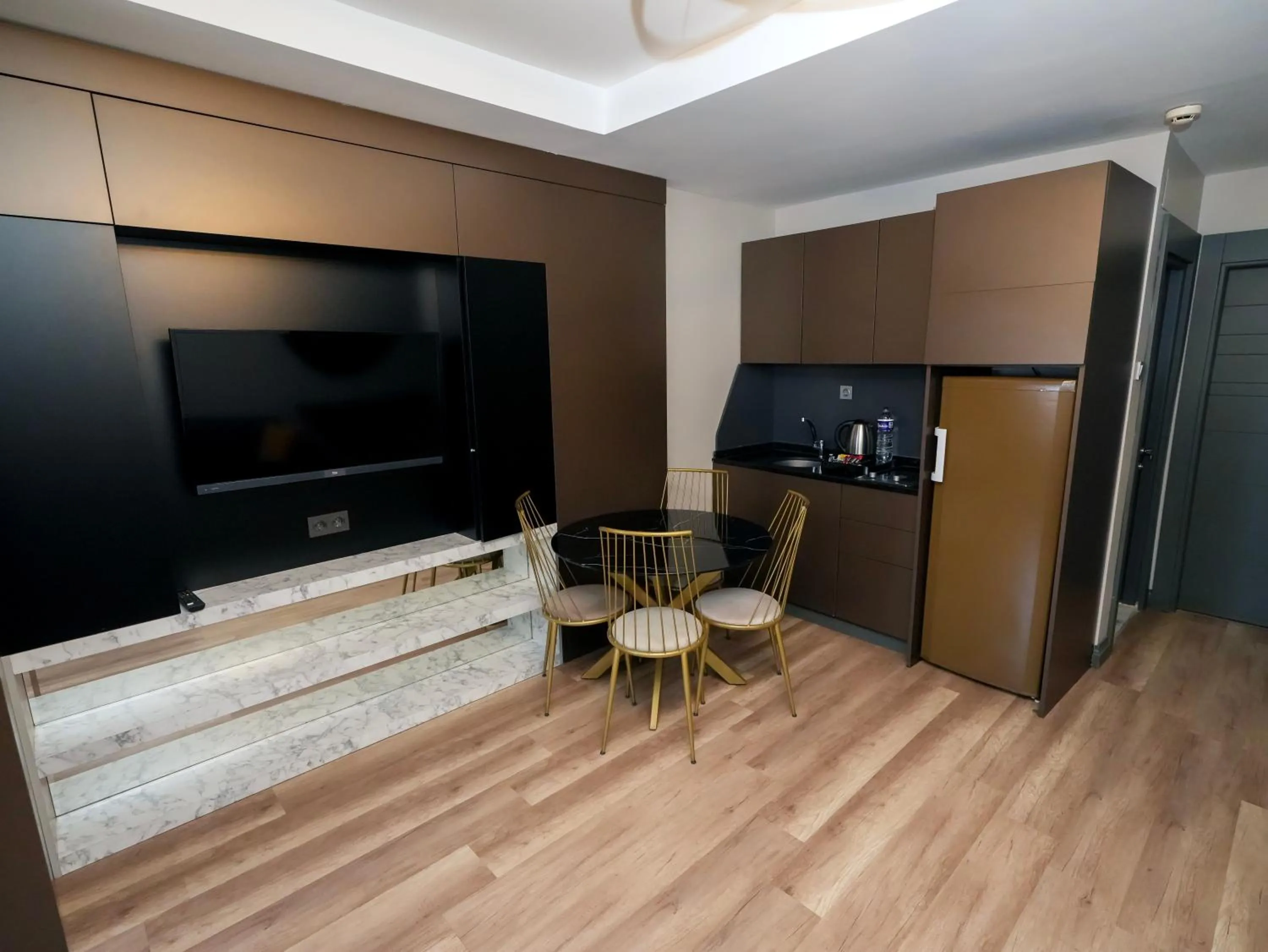 TV and multimedia in No 139 Apartments