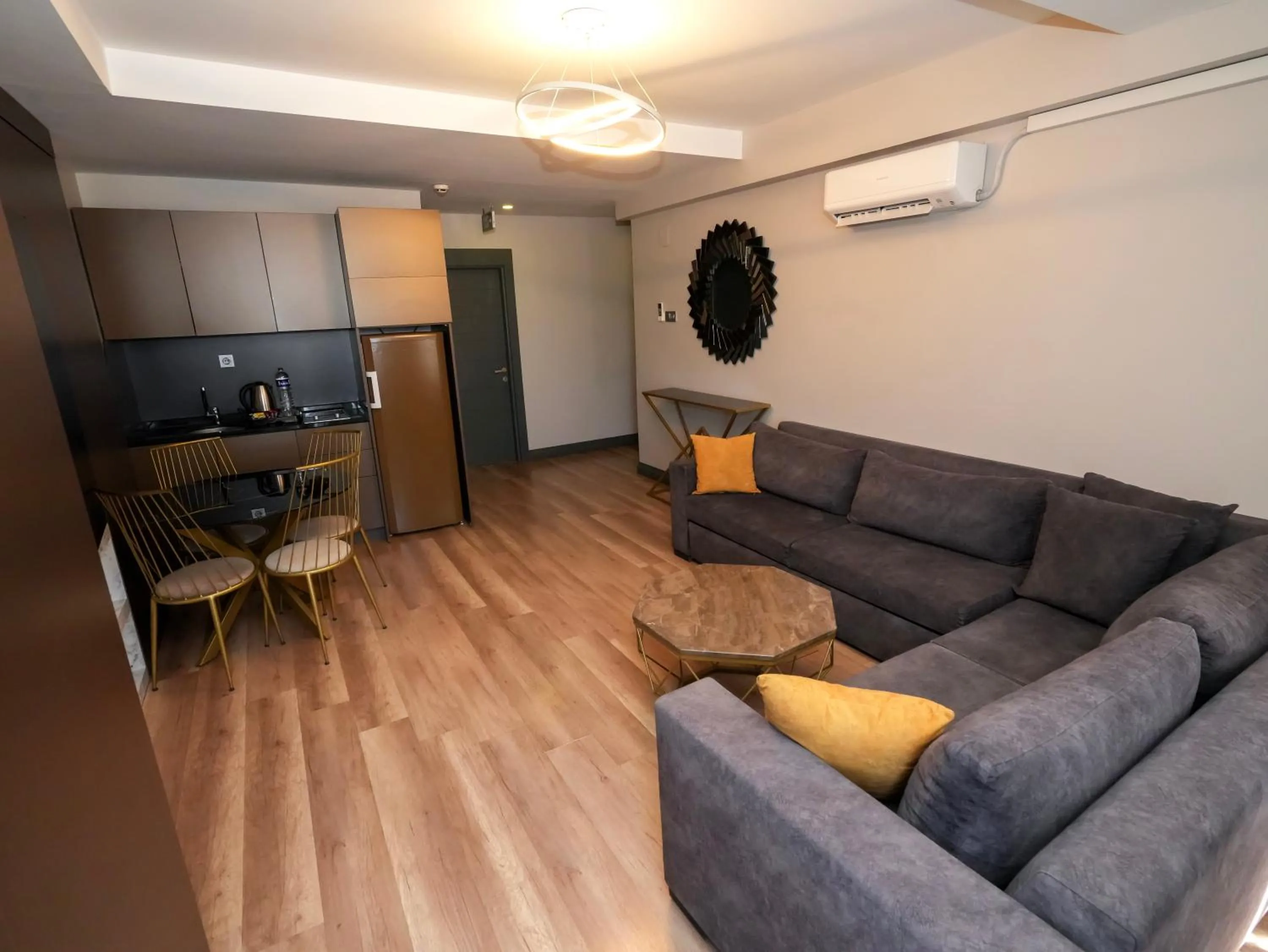 TV and multimedia in No 139 Apartments