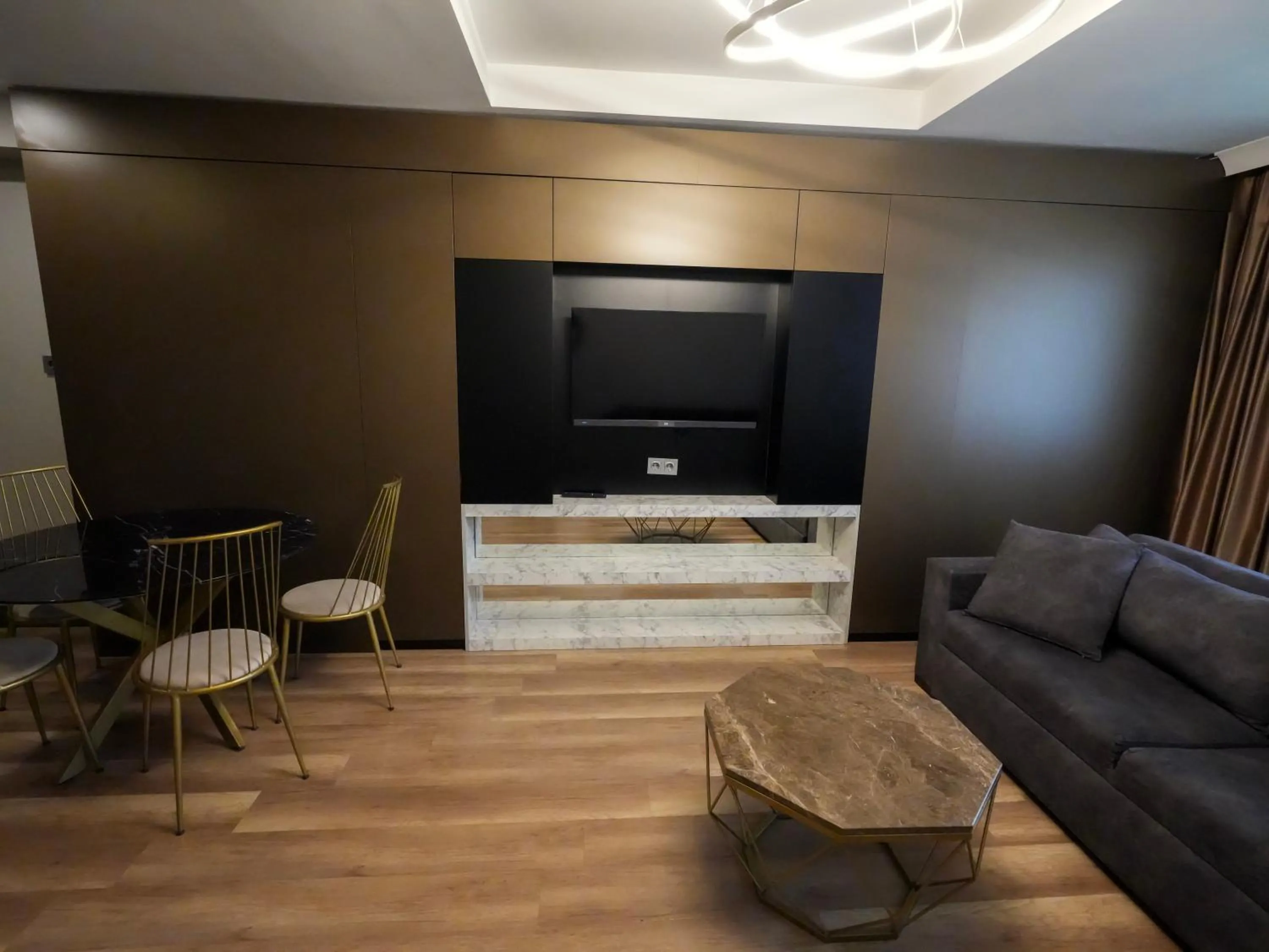 TV and multimedia in No 139 Apartments