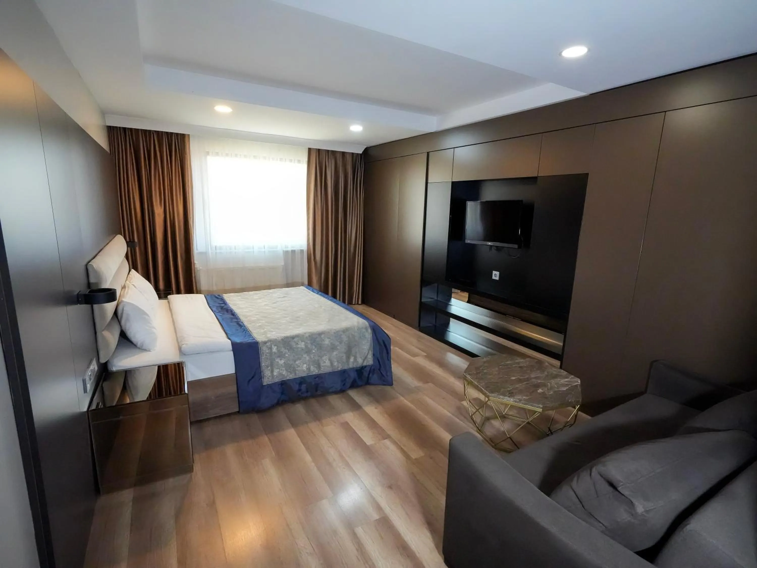 TV and multimedia, Bed in No 139 Apartments