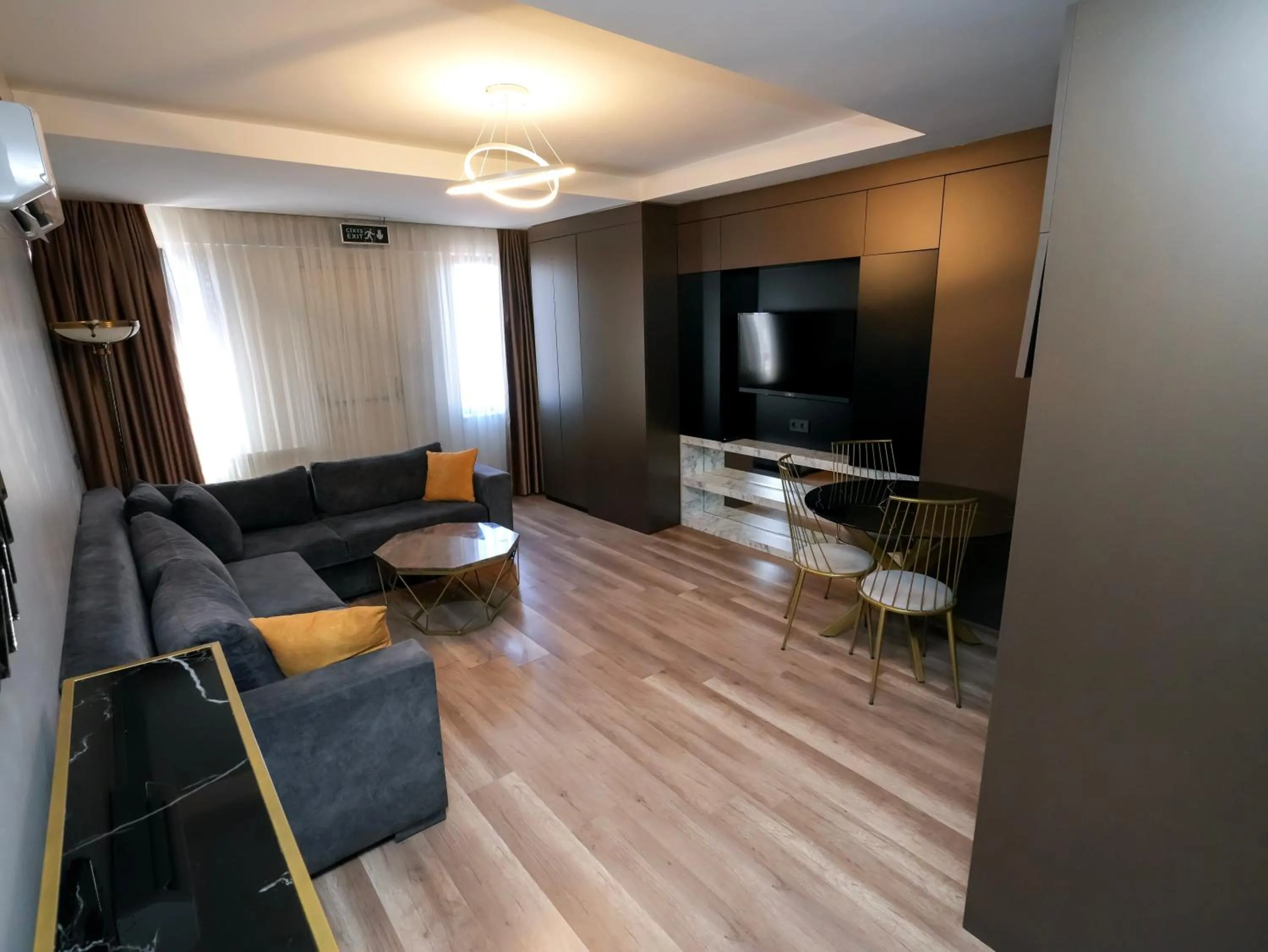 TV and multimedia in No 139 Apartments
