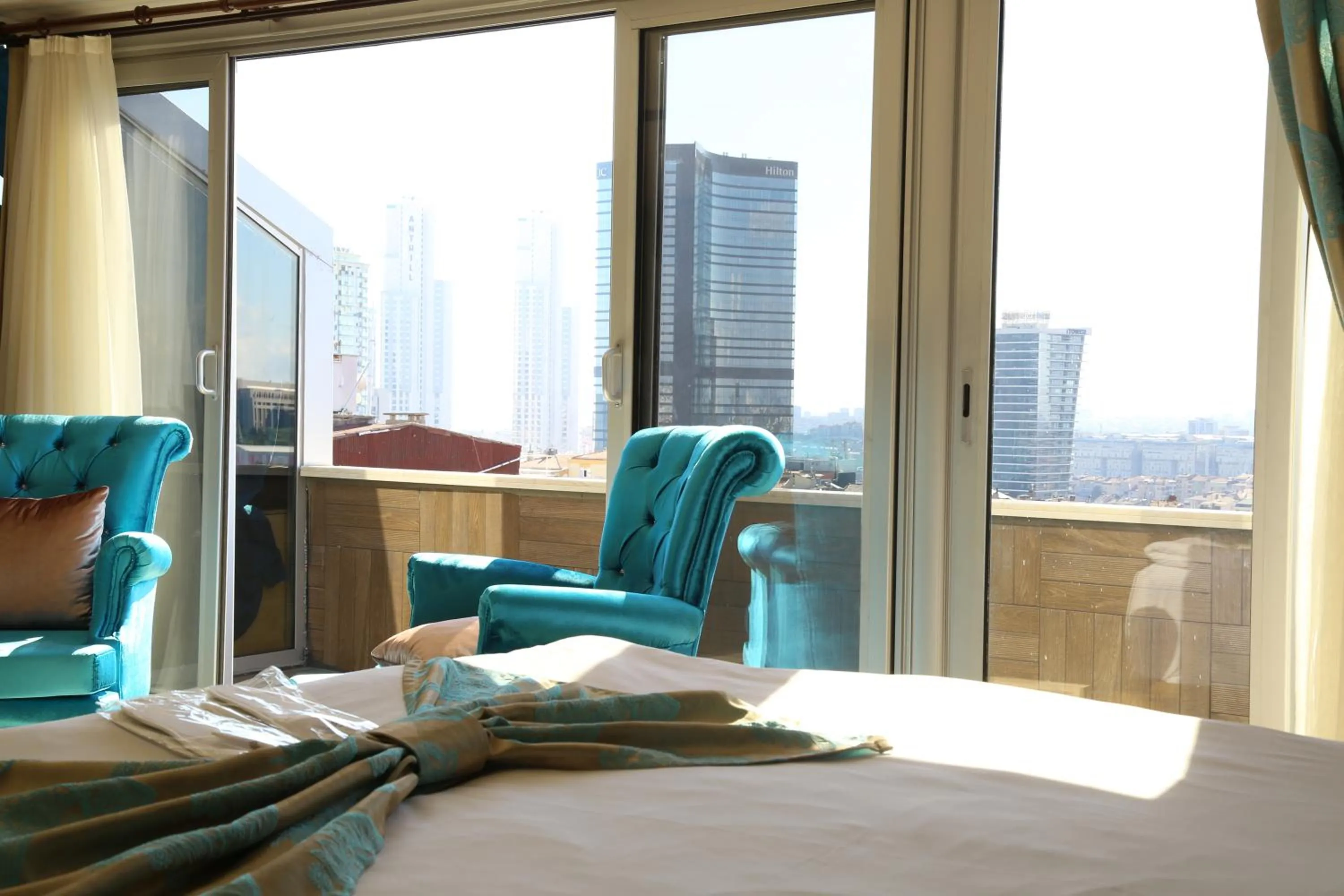 Balcony/Terrace, Bed in No 139 Apartments