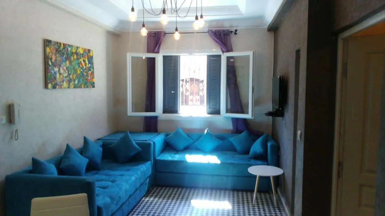 Communal lounge/ TV room in Etablissement moderne