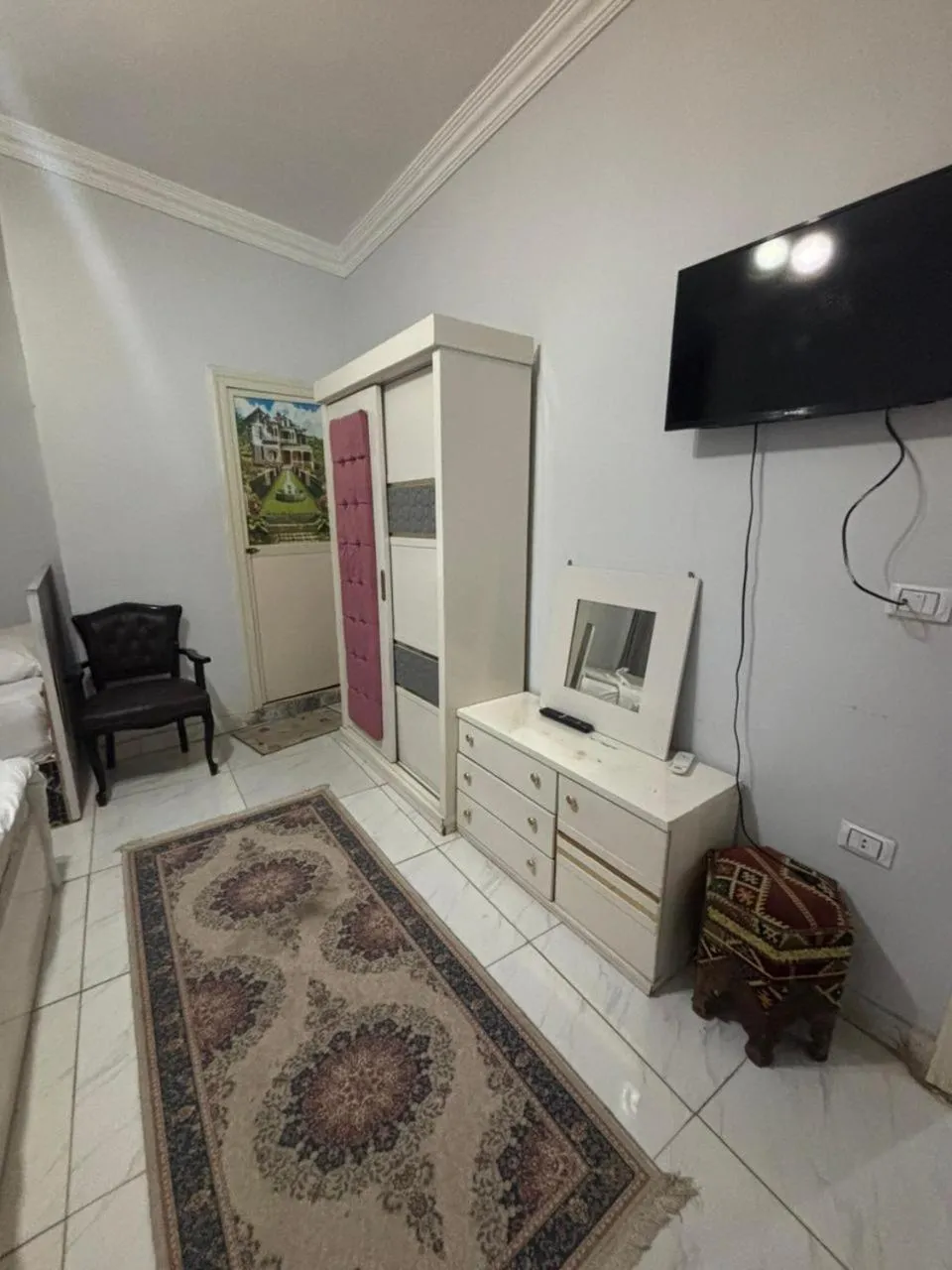 Communal lounge/ TV room in Falcon pyramids inn