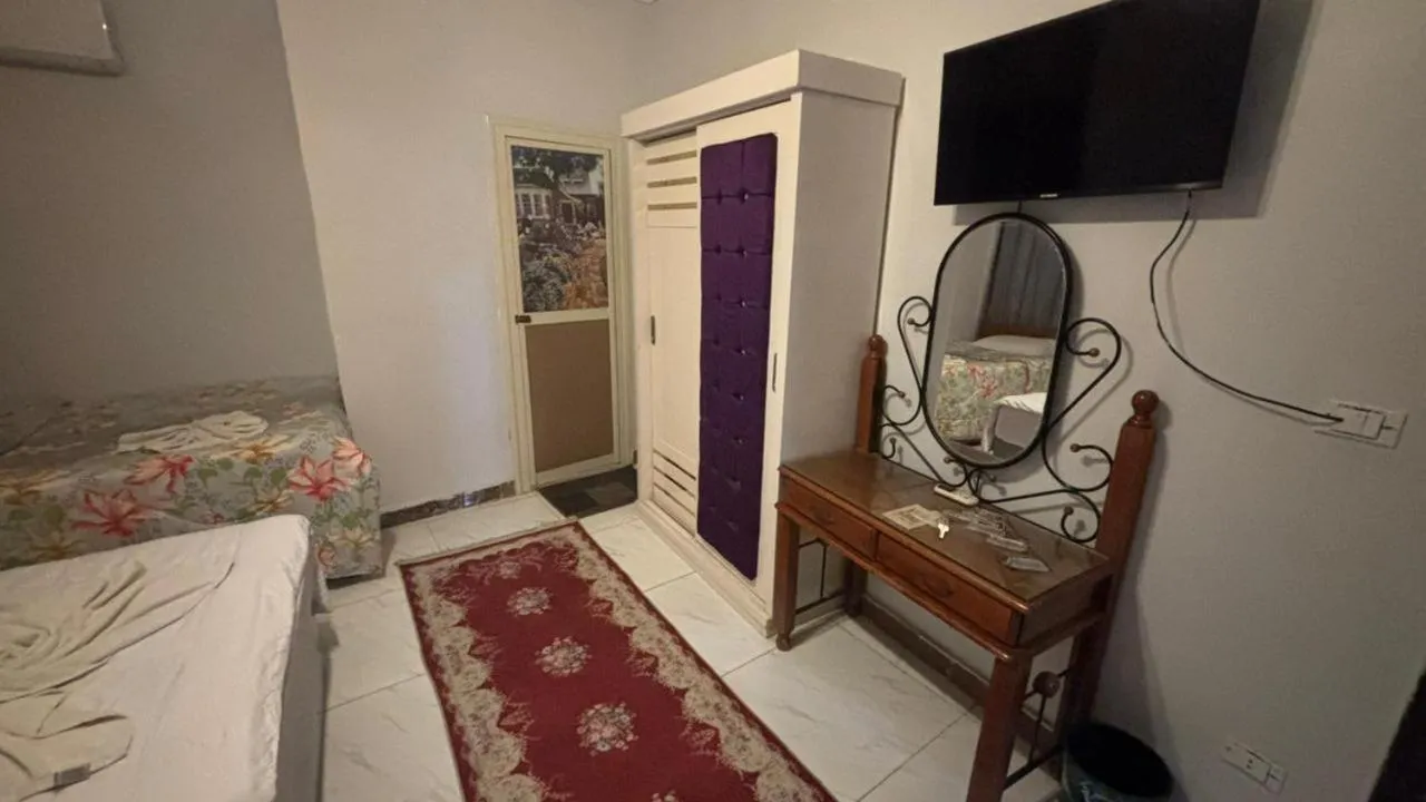 Communal lounge/ TV room in Falcon pyramids inn