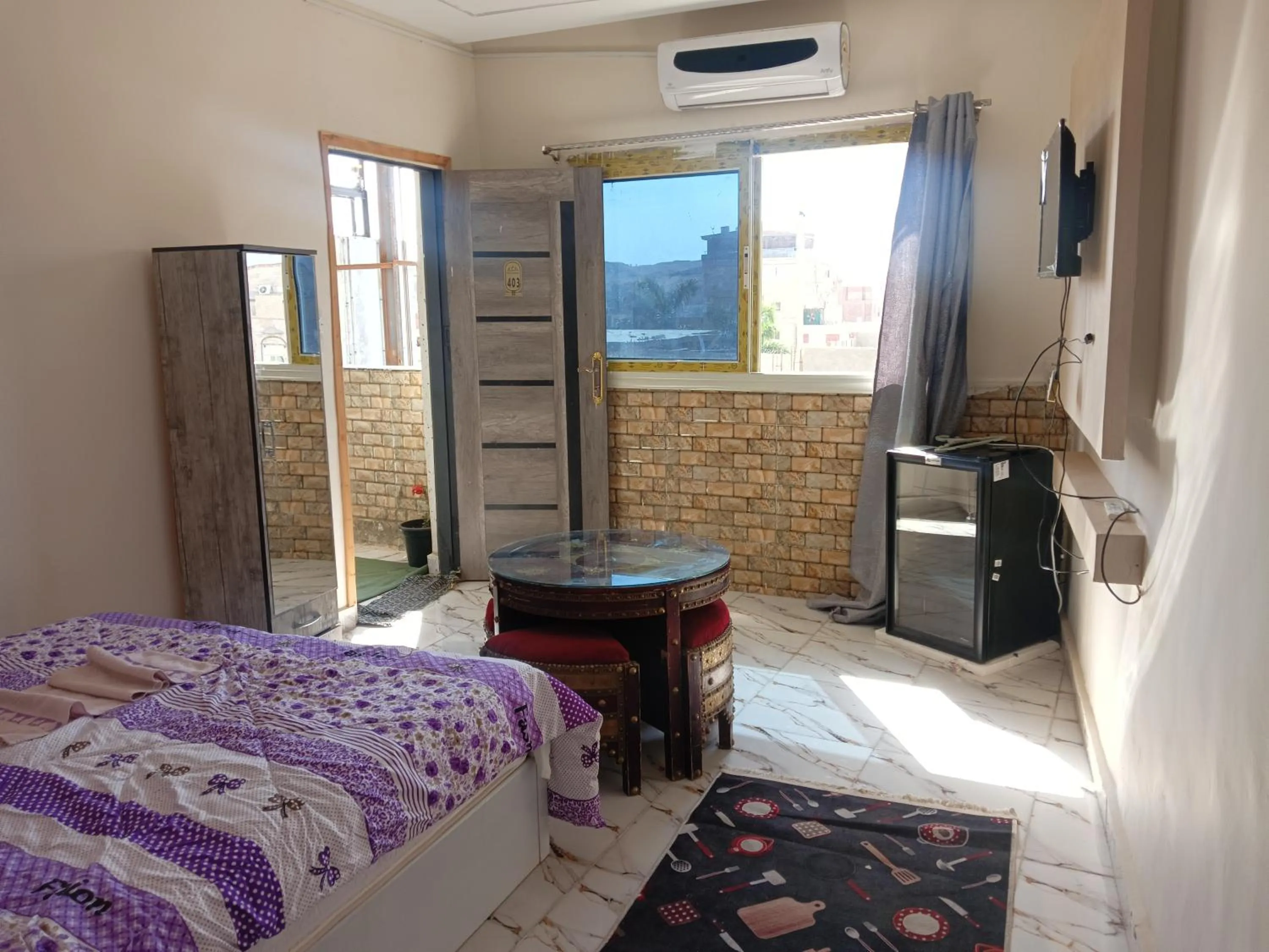 Communal lounge/ TV room, Bed in Falcon pyramids inn