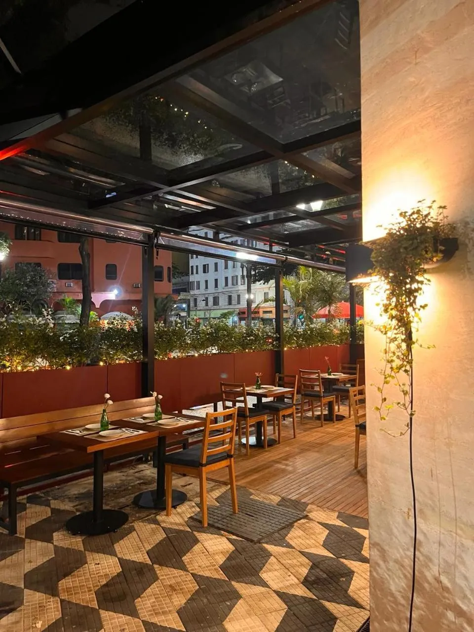 Restaurant/places to eat in San Raphael Hotel