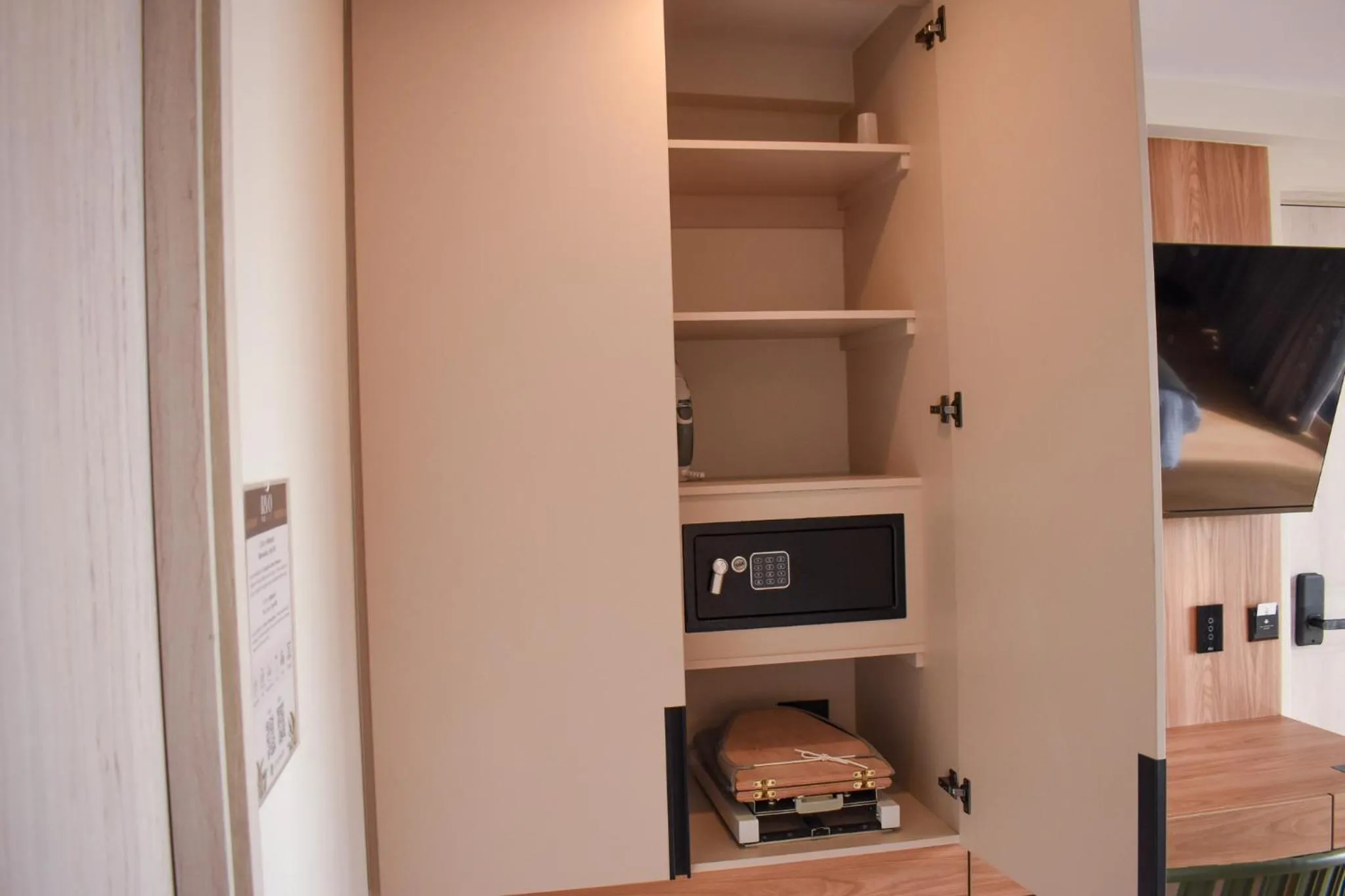 flat iron in Hotel Ryo 74B Suites by Growing Group