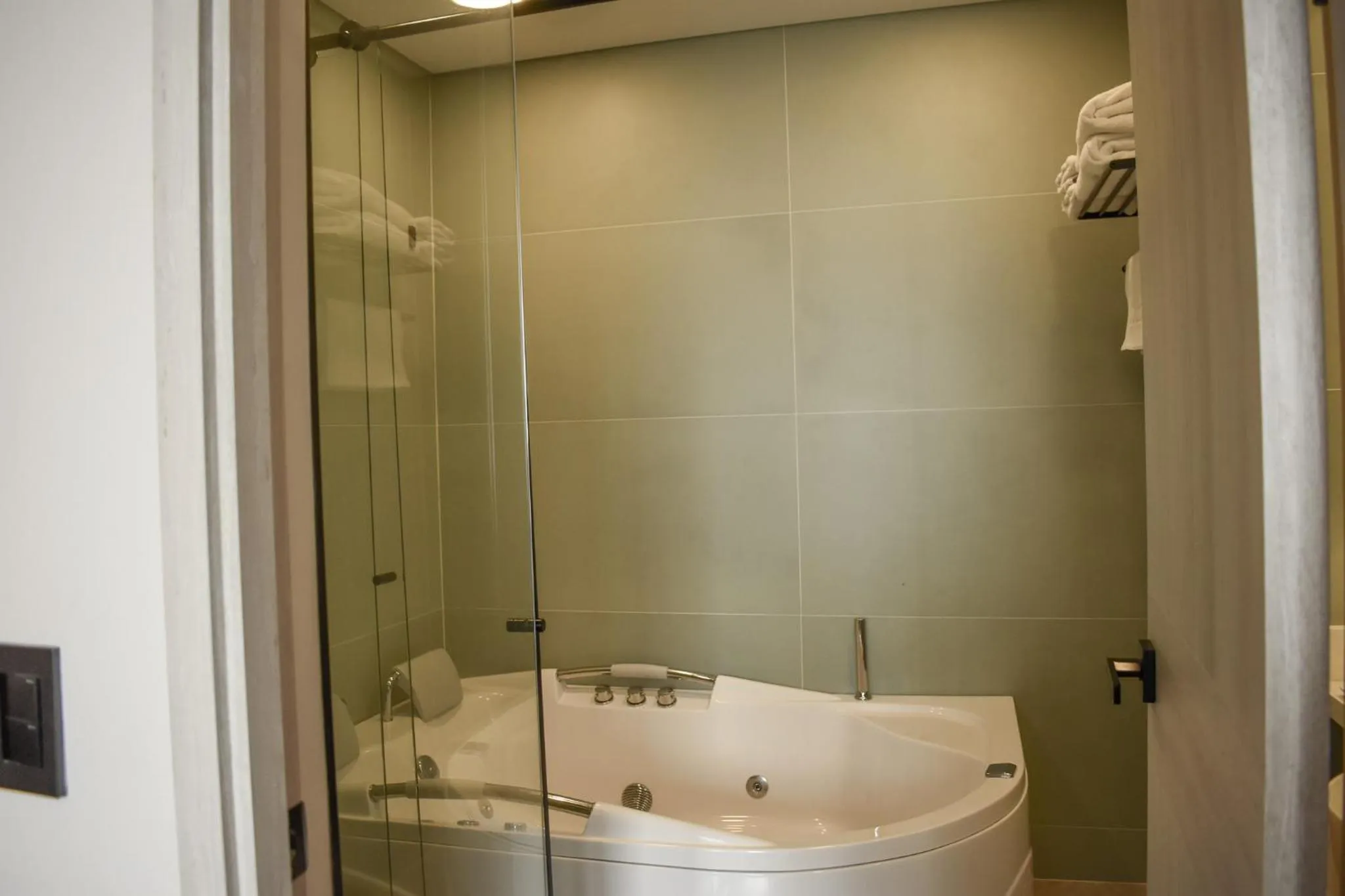 Bath in Hotel Ryo 74B Suites by Growing Group