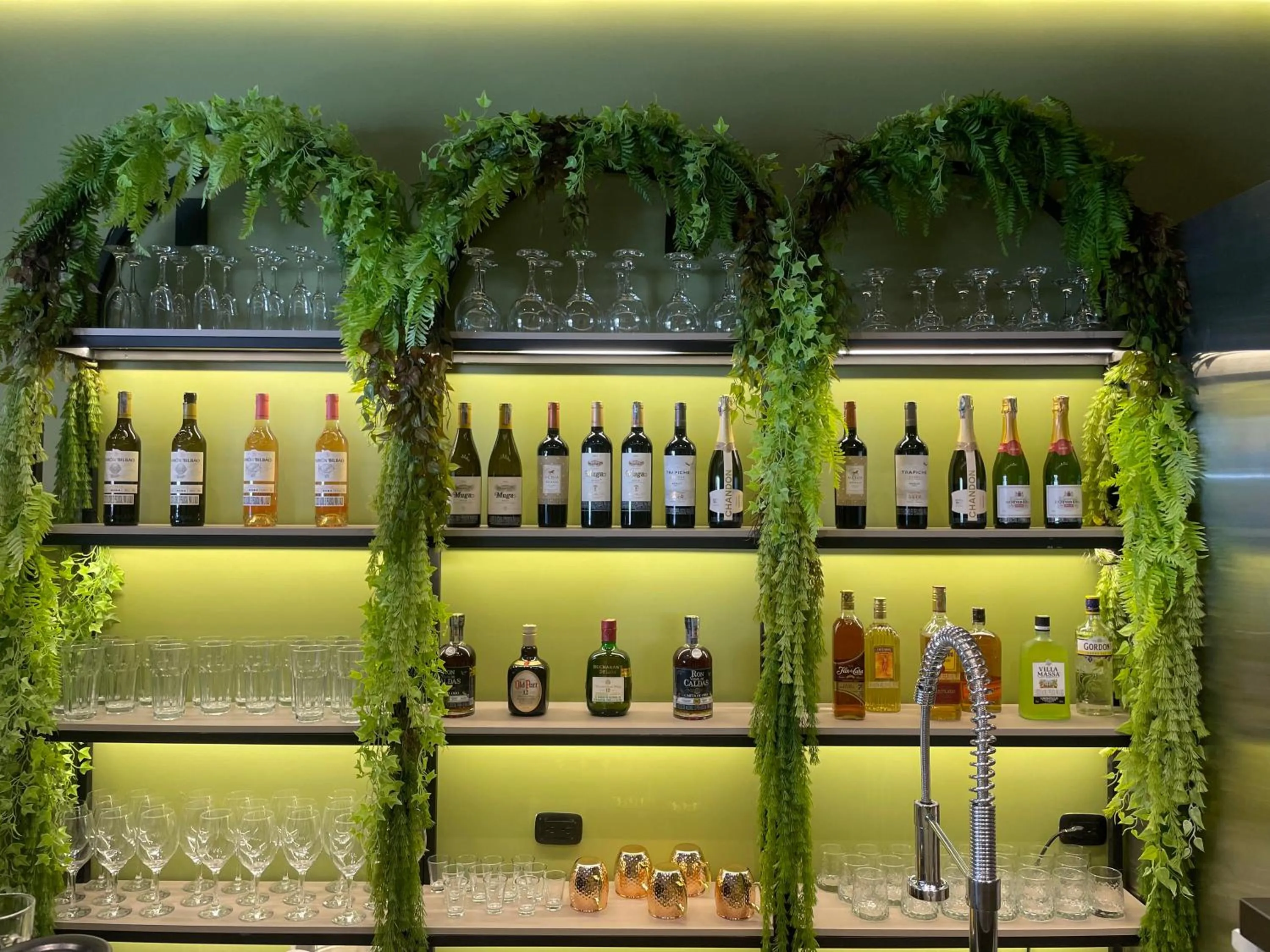 Restaurant/places to eat in Hotel Ryo 74B Suites by Growing Group