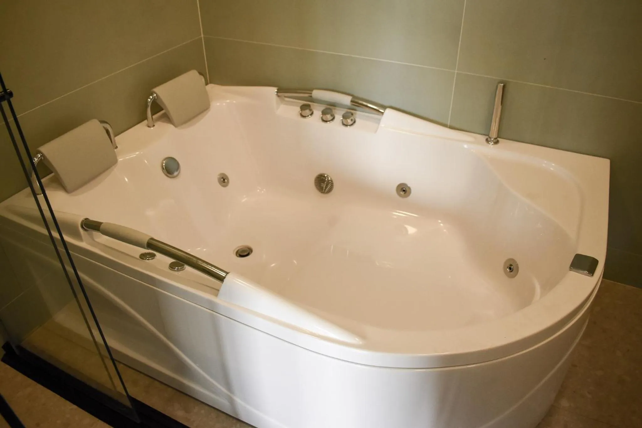 Bath in Hotel Ryo 74B Suites by Growing Group