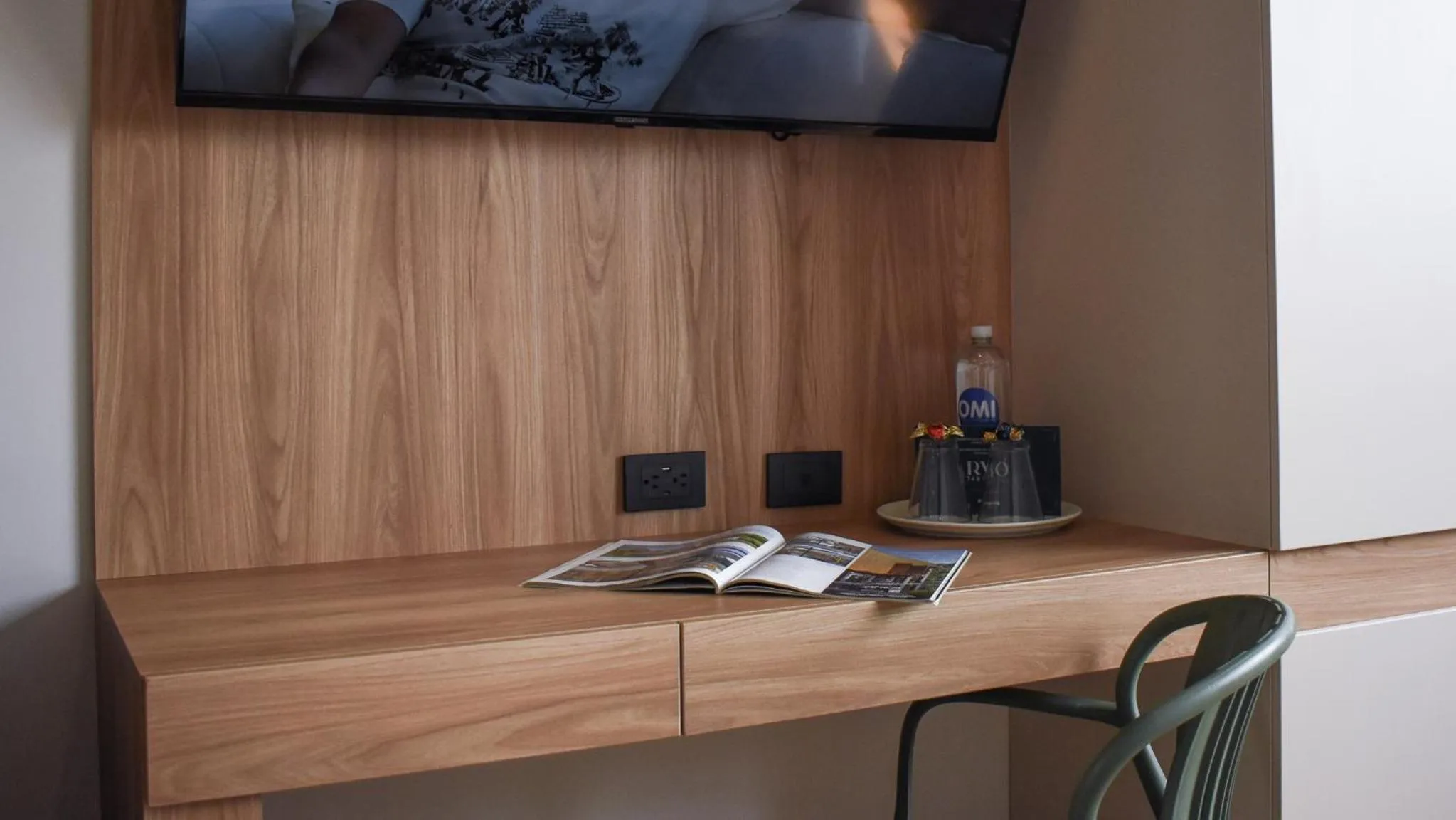 TV and multimedia in Hotel Ryo 74B Suites by Growing Group